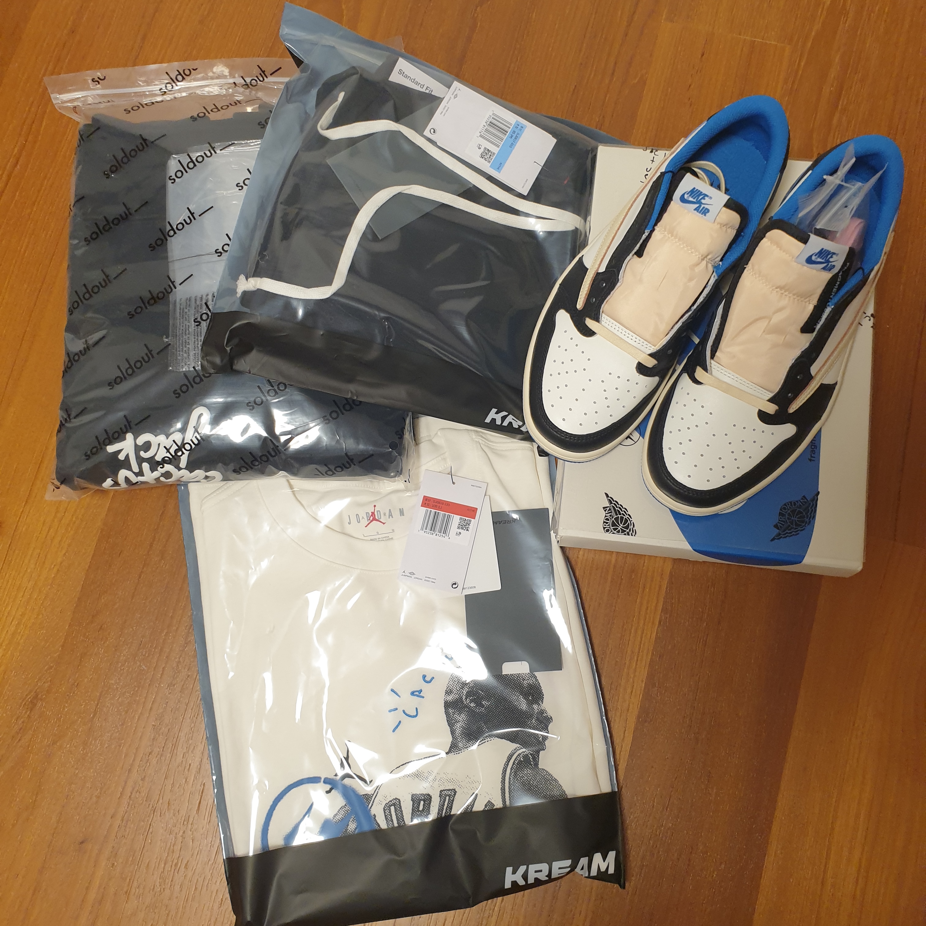 Jordan 1 x Travis Scott x Fragment Retro Low OG SP Military Blue, Jordan x Travis Scott x Fragment Hoodie Black (DJ0615-010) 착용 스타일