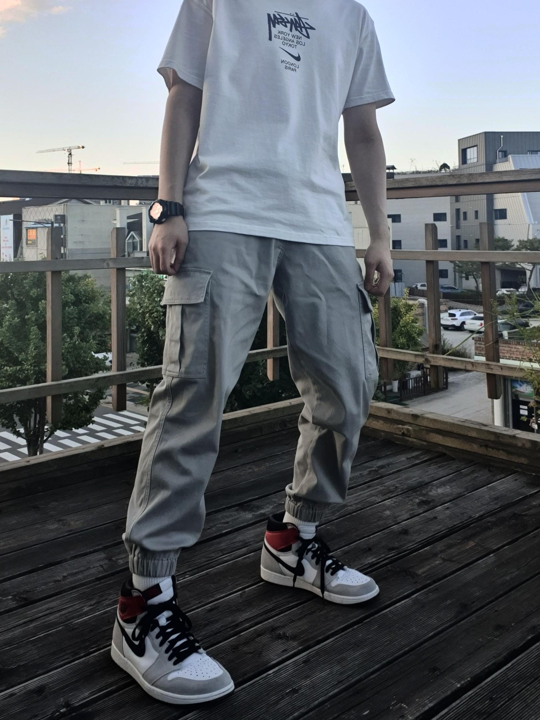 Jordan 1 Retro High OG Light Smoke Grey, Nike x Stussy WT T-Shirt White - Asia 착용 스타일