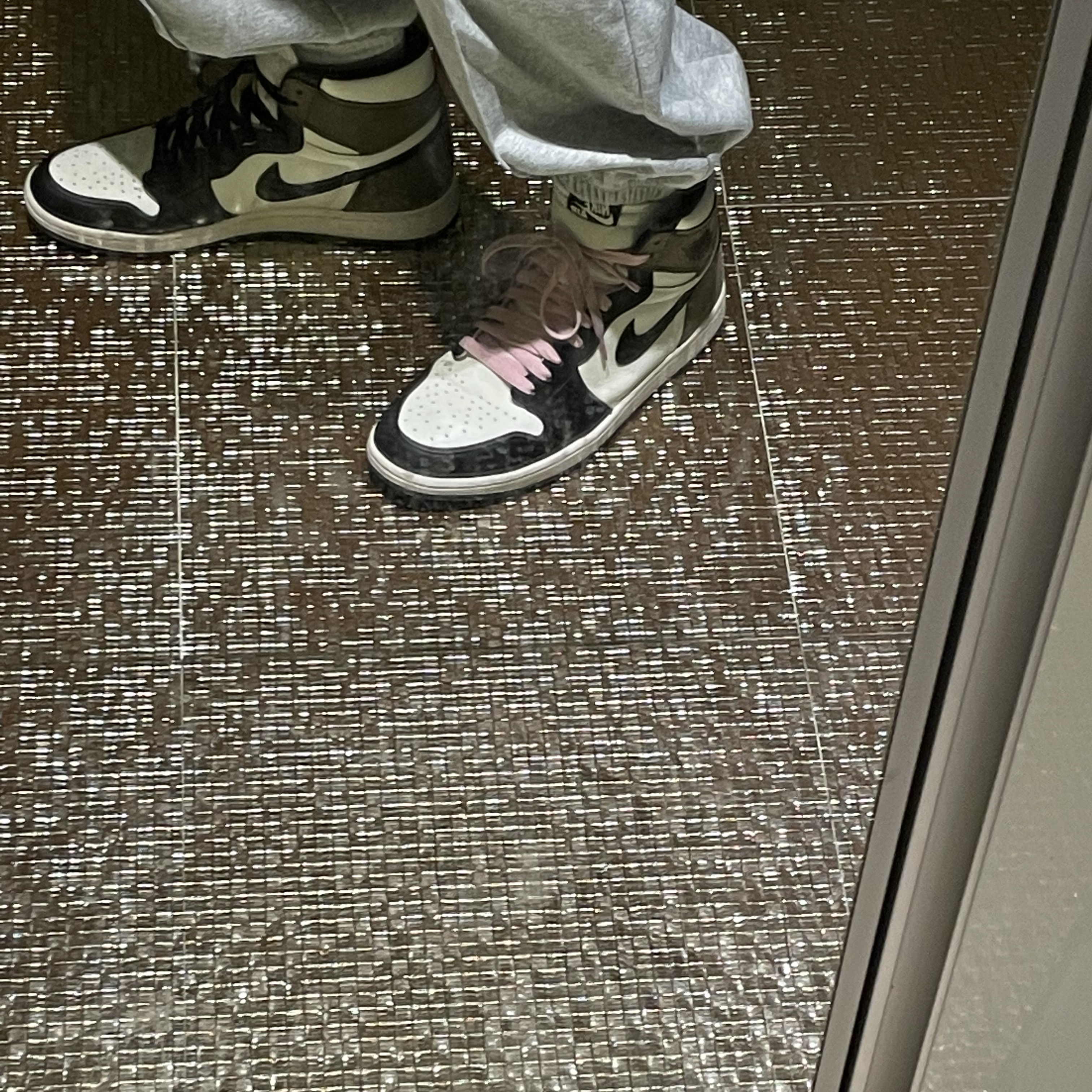 Jordan 1 Retro High OG Black Mocha 착용 스타일 - 1