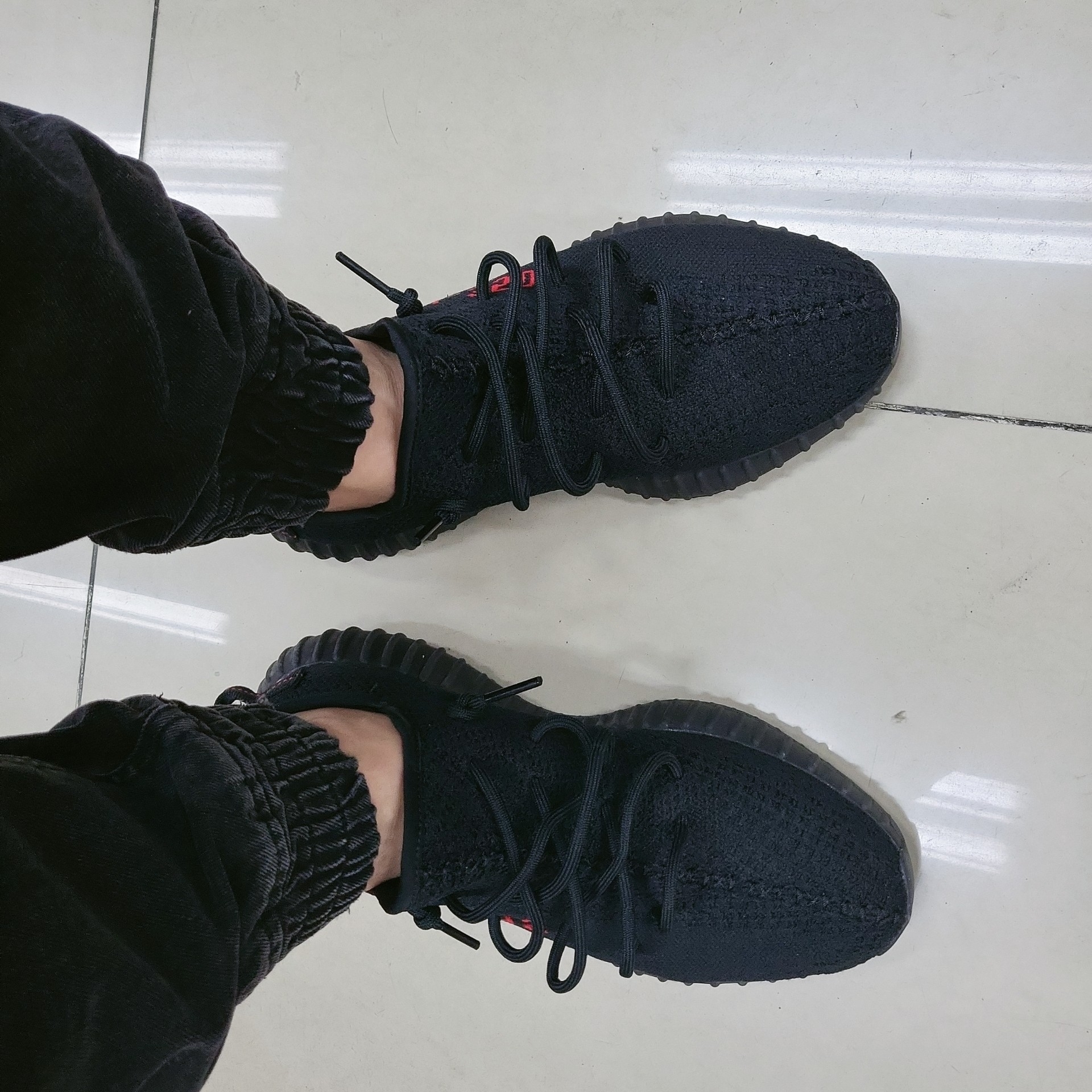 Adidas Yeezy Boost 350 V2 Black Red 2020 착용 스타일 - 1