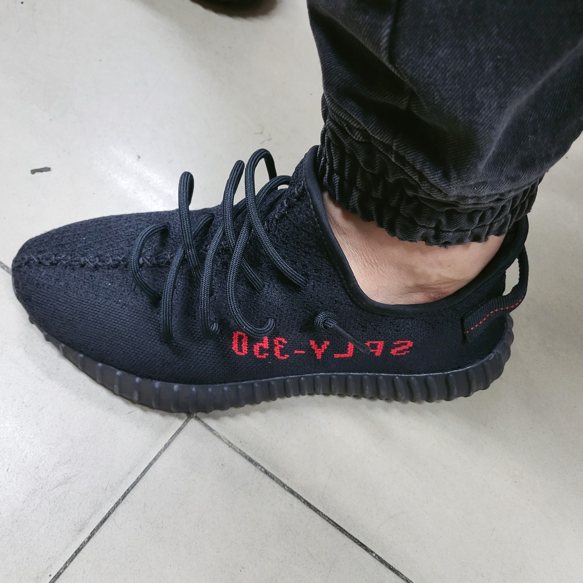 Adidas Yeezy Boost 350 V2 Black Red 2020 착용 스타일 - 2