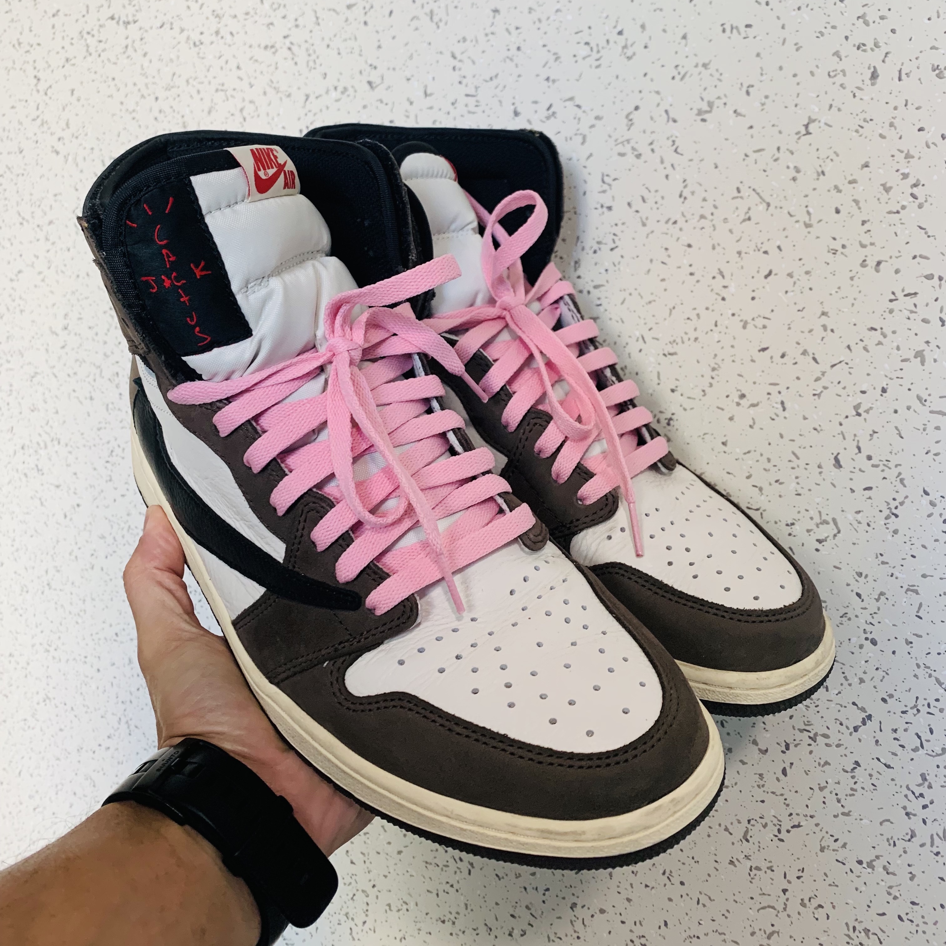 Jordan 1 x Travis Scott Retro High OG SP Mocha 착용 스타일 - 2