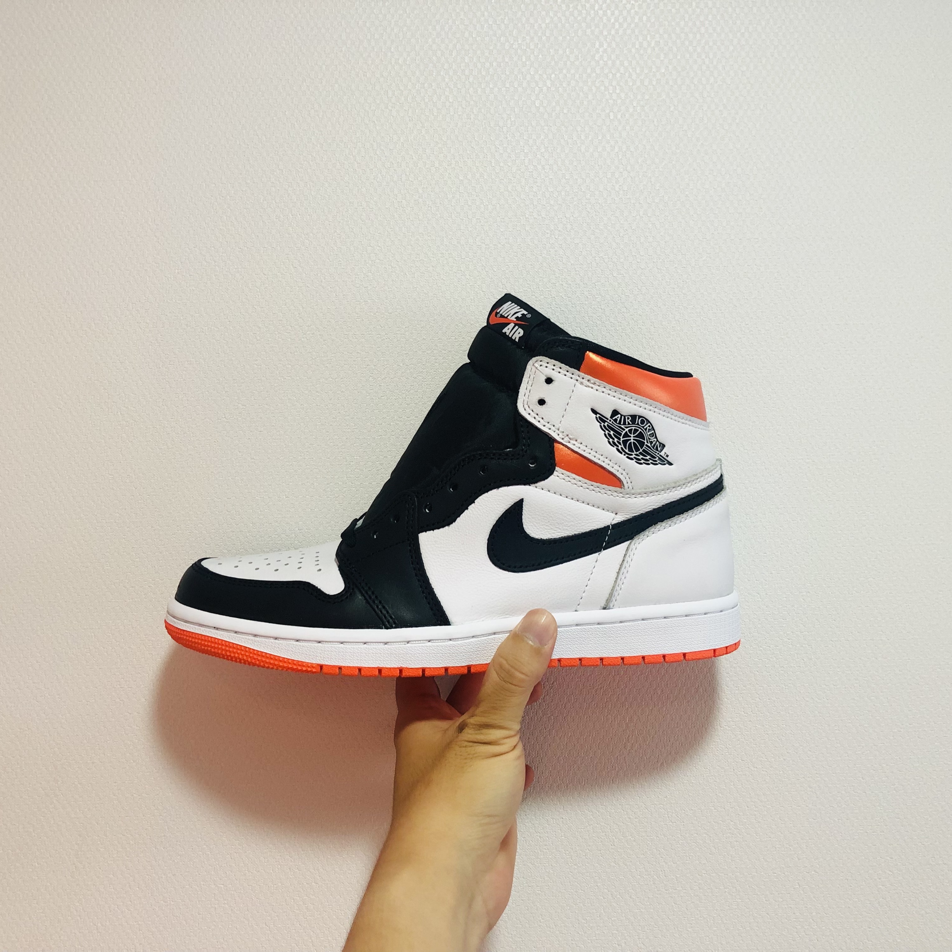 Jordan 1 Retro High OG Electro Orange 착용 스타일