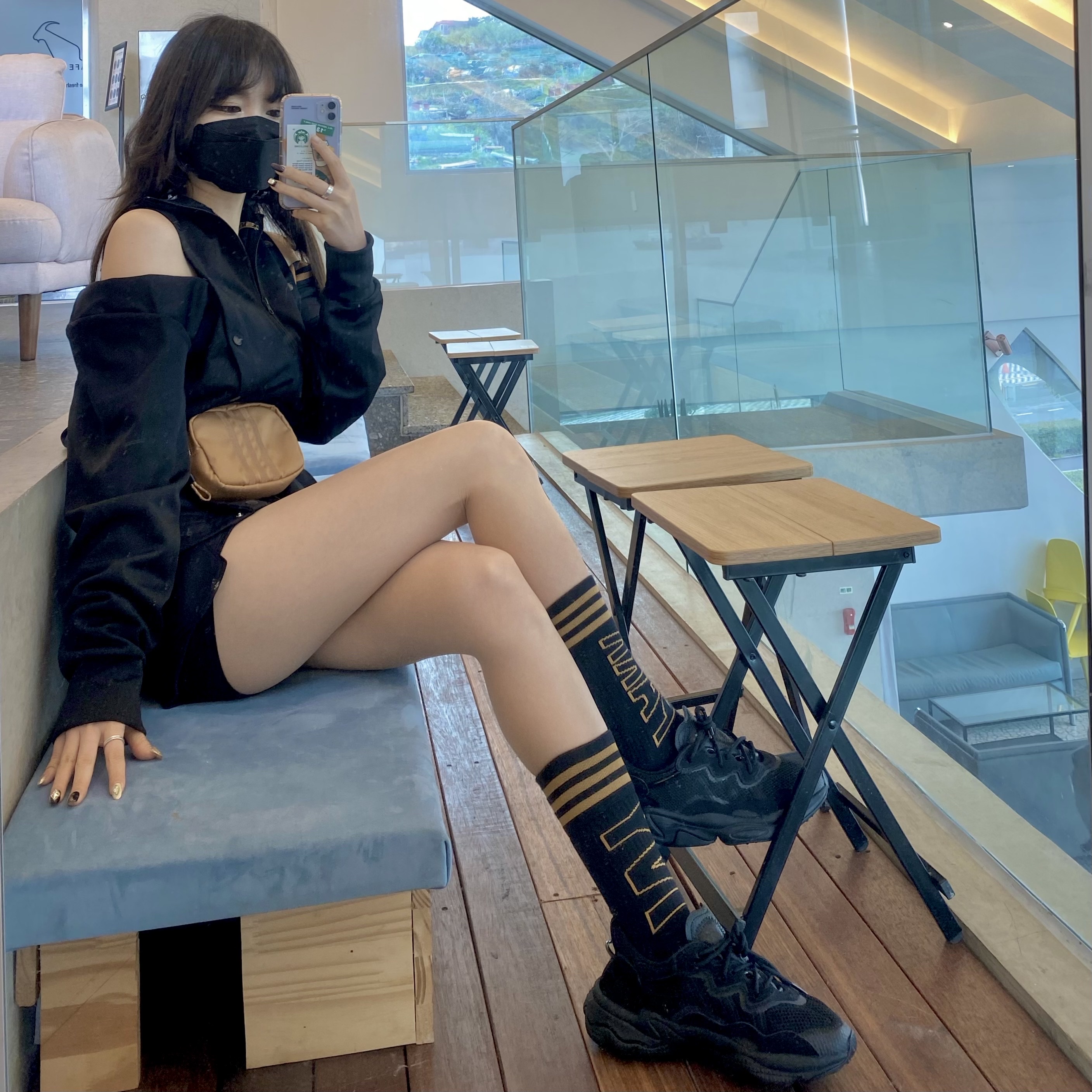 Converse Run Star Motion High Light Twine, Adidas Ozweego Core Black 착용 스타일 - 3