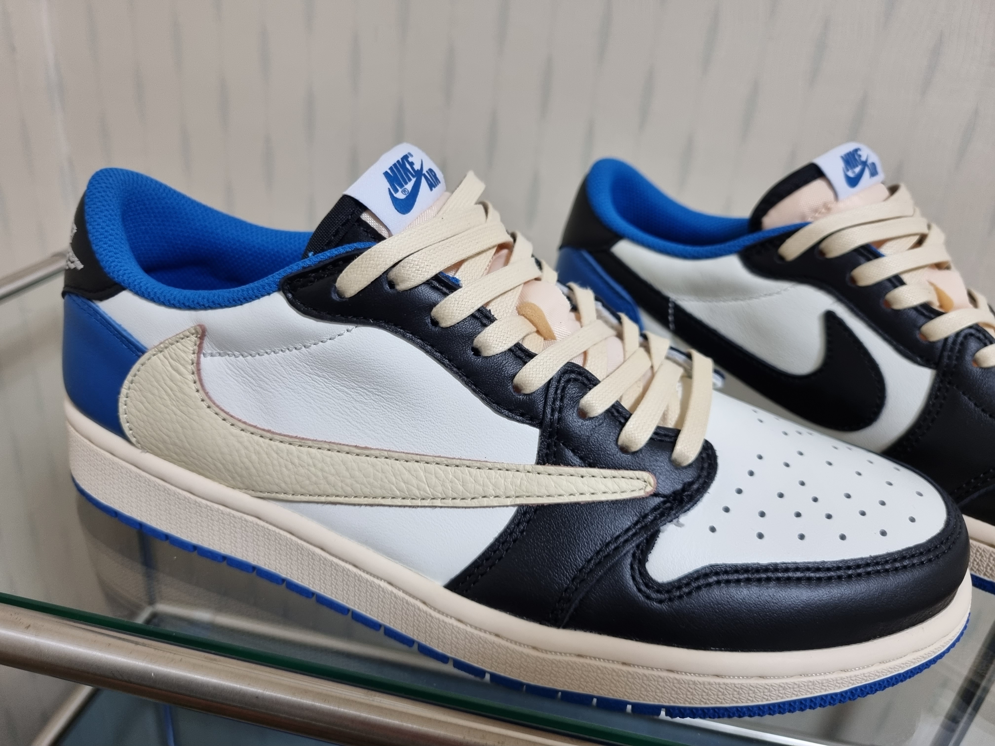 Jordan 1 x Travis Scott x Fragment Retro Low OG SP Military Blue 착용 스타일 - 4