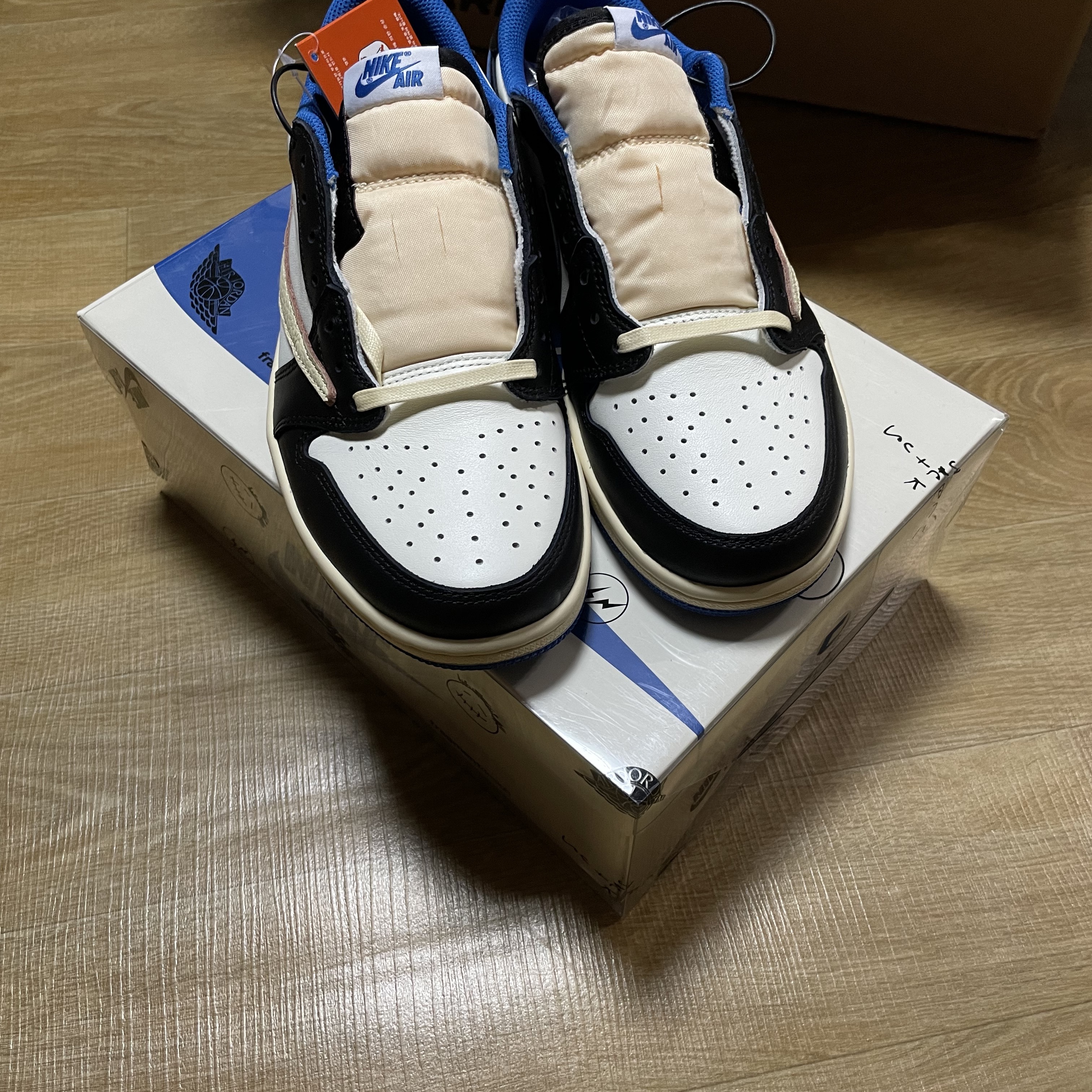 Jordan 1 x Travis Scott x Fragment Retro Low OG SP Military Blue 착용 스타일 - 3