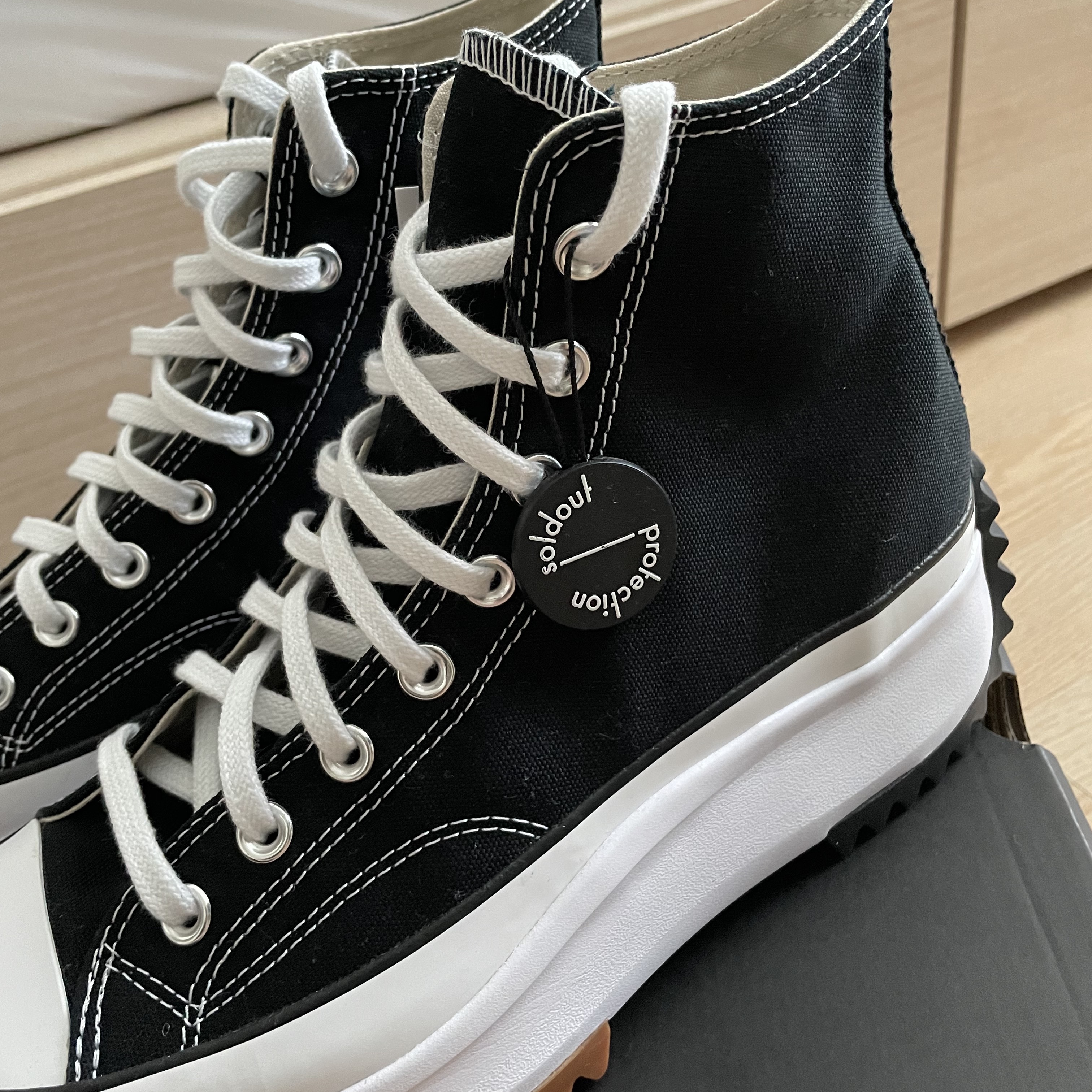 Converse Run Star Hike Hi Black White Gum 착용 스타일 - 2