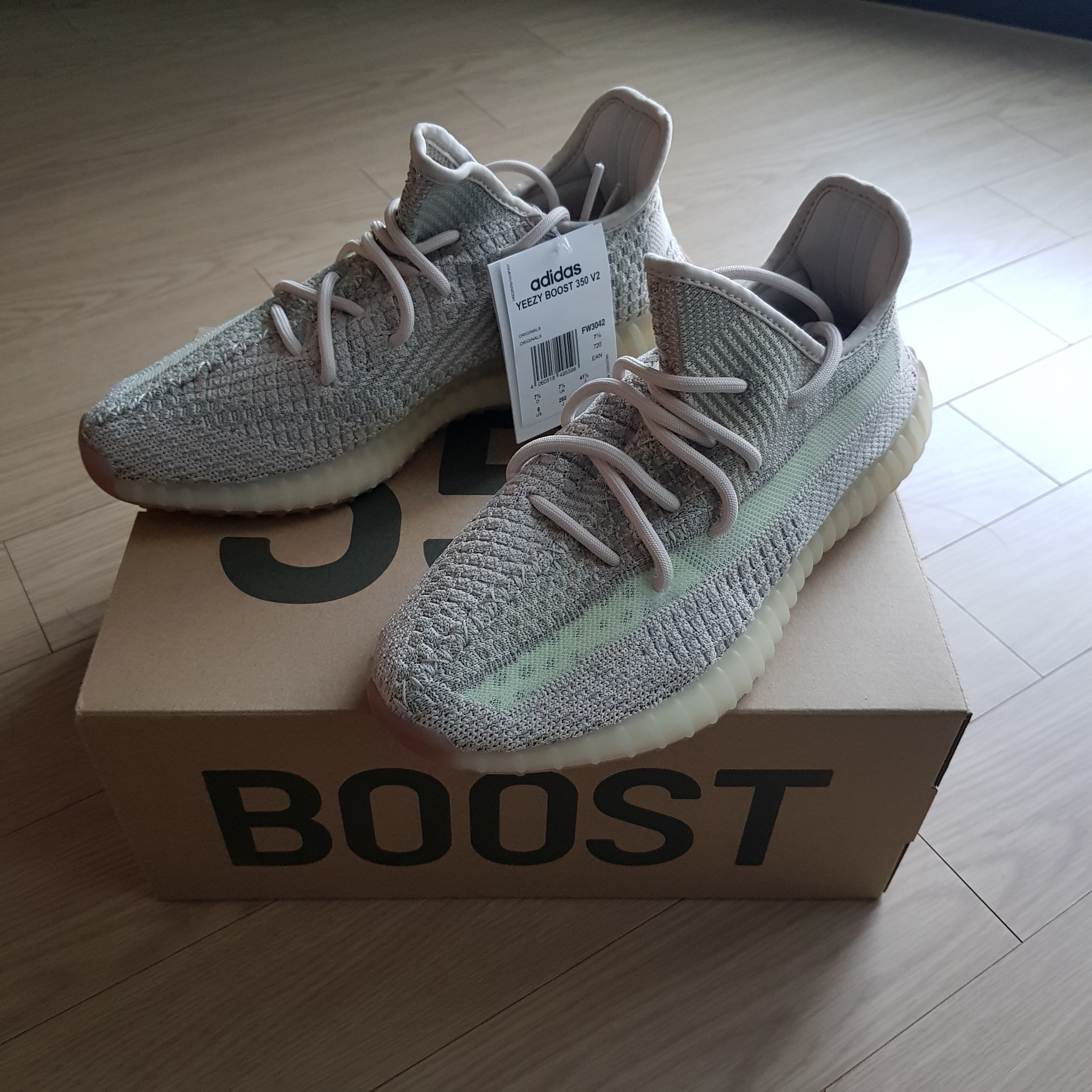 Adidas Yeezy Boost 350 V2 Citrin - Non-Reflective 착용 스타일