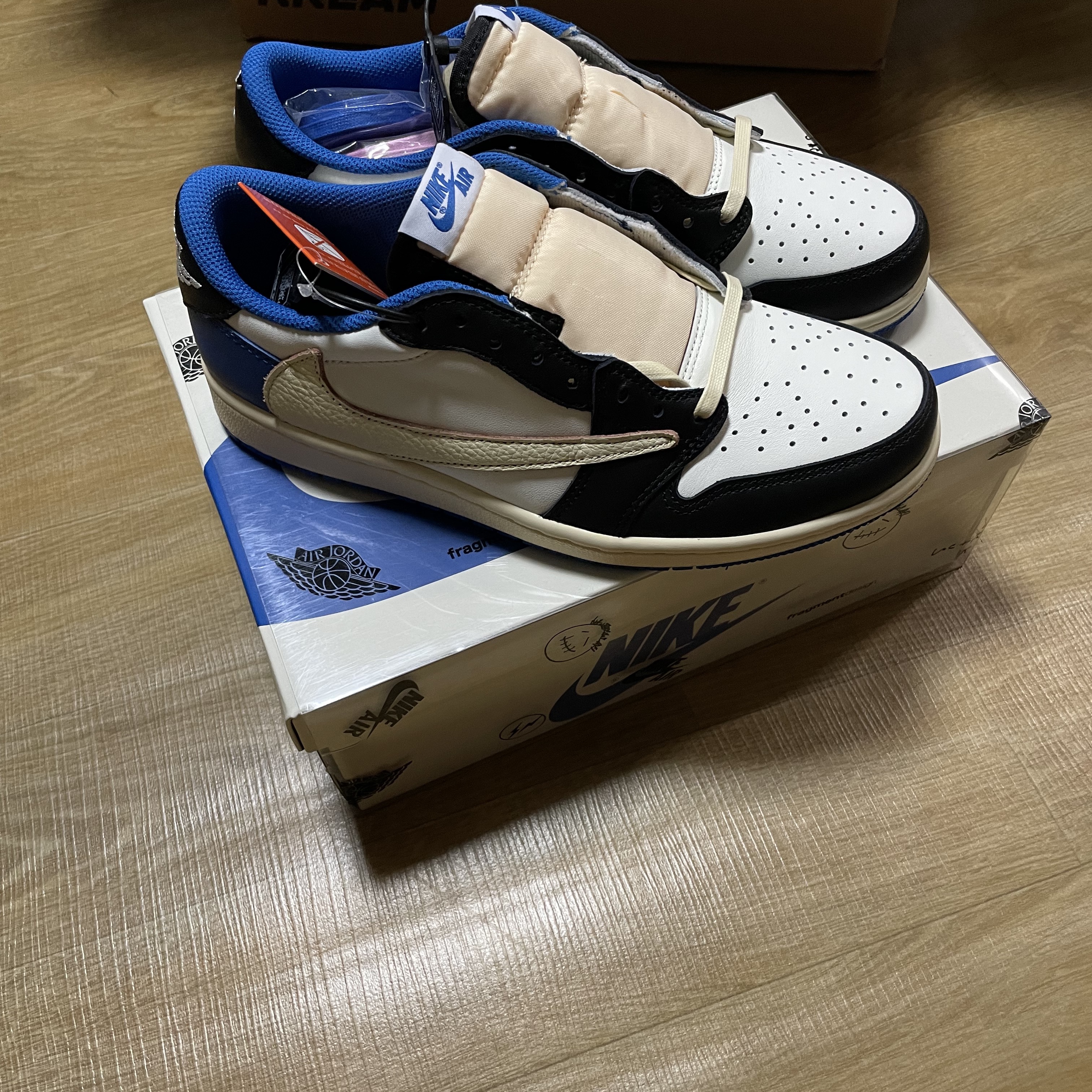 Jordan 1 x Travis Scott x Fragment Retro Low OG SP Military Blue 착용 스타일 - 4