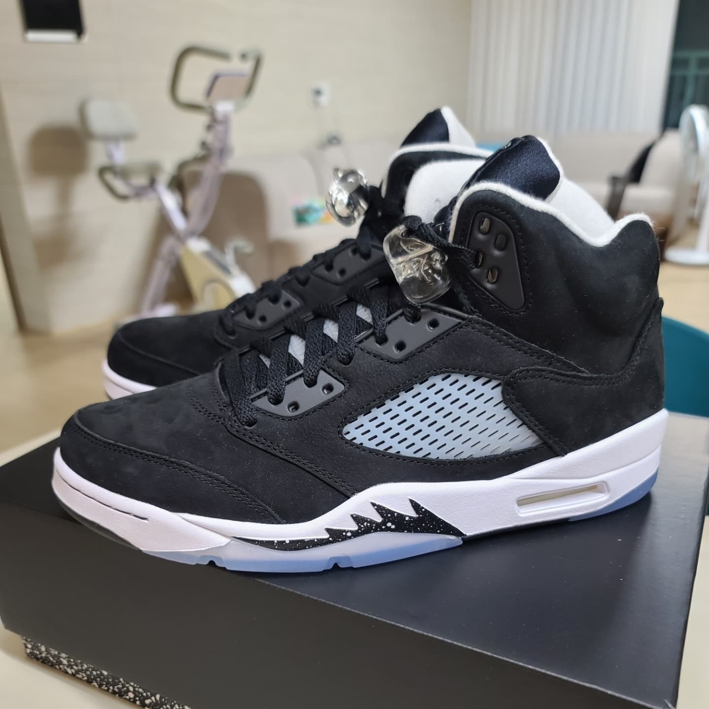 Jordan 5 Retro Moonlight, Jordan 5 Retro Fire Red Silver Tongue 2020 착용 스타일 - 1