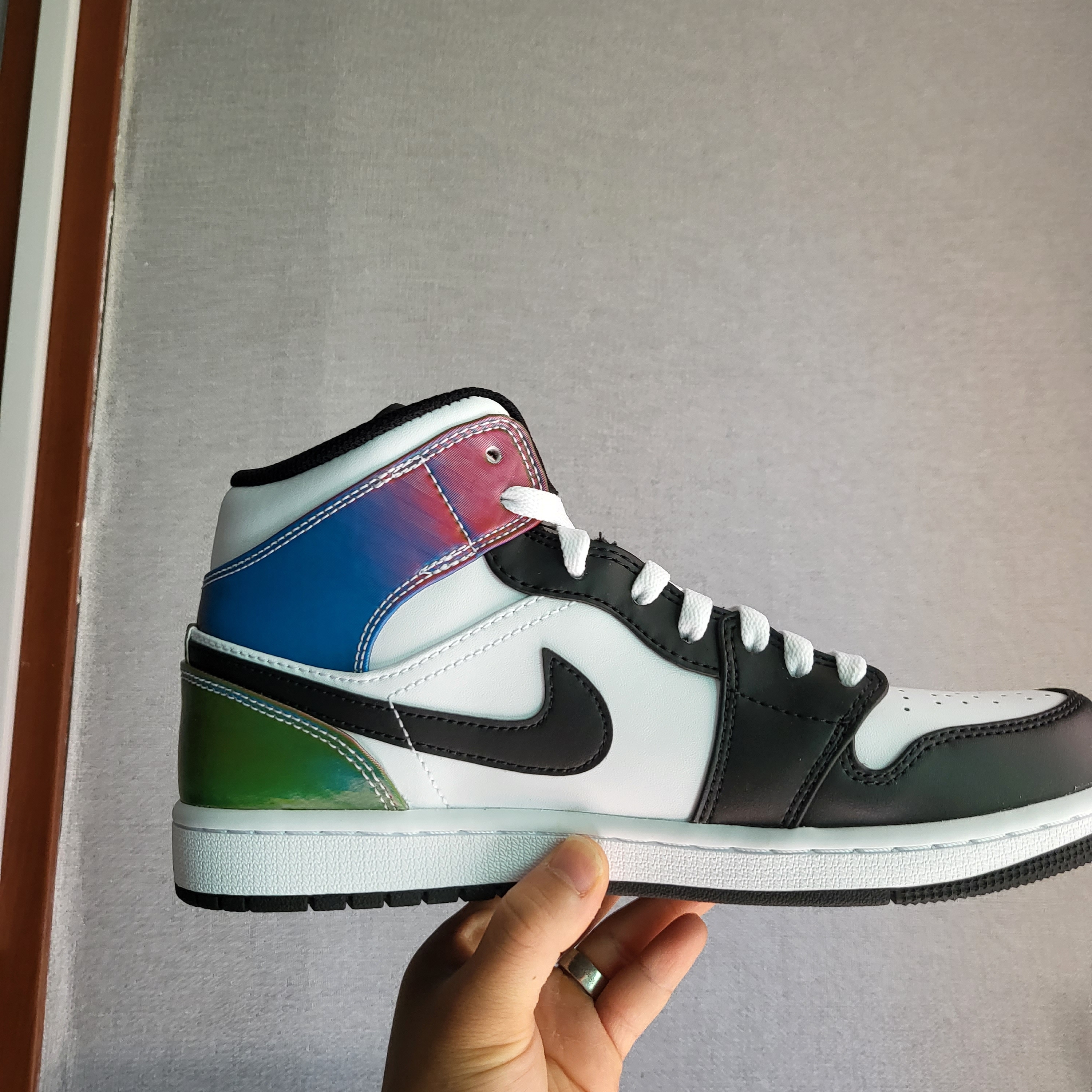 Jordan 1 Mid SE Heat Reactive 착용 스타일 - 1