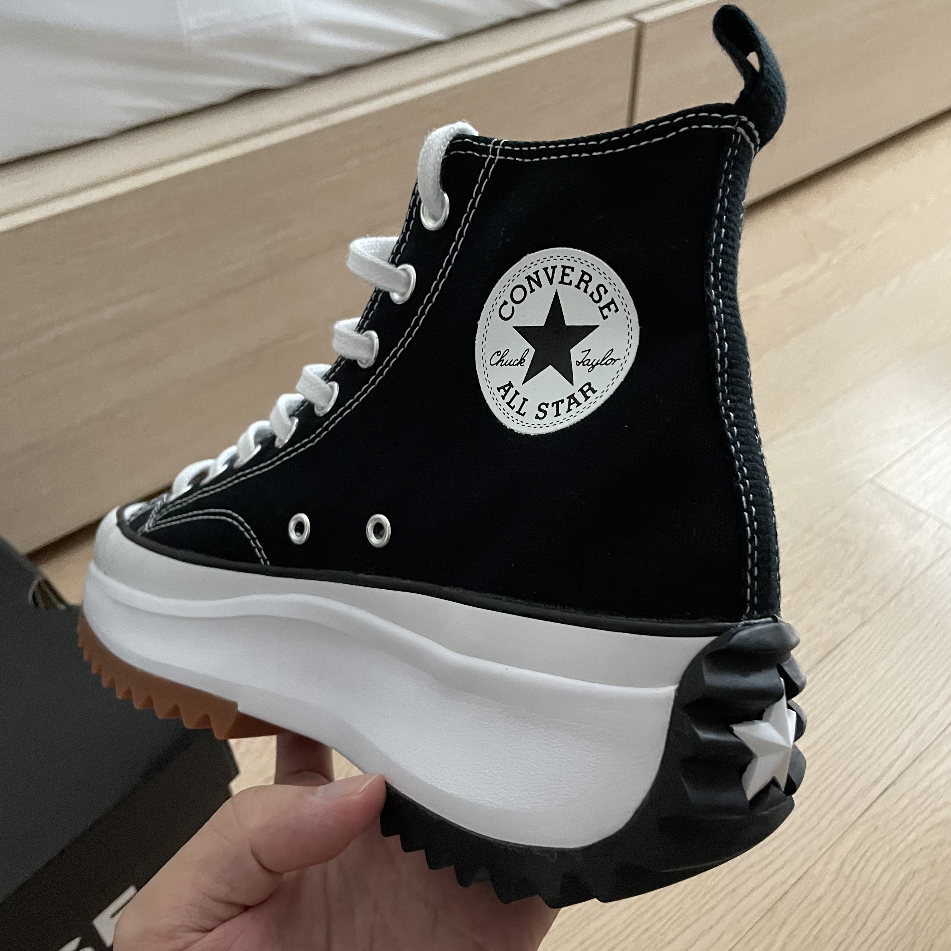 Converse Run Star Hike Hi Black White Gum 착용 스타일 - 5