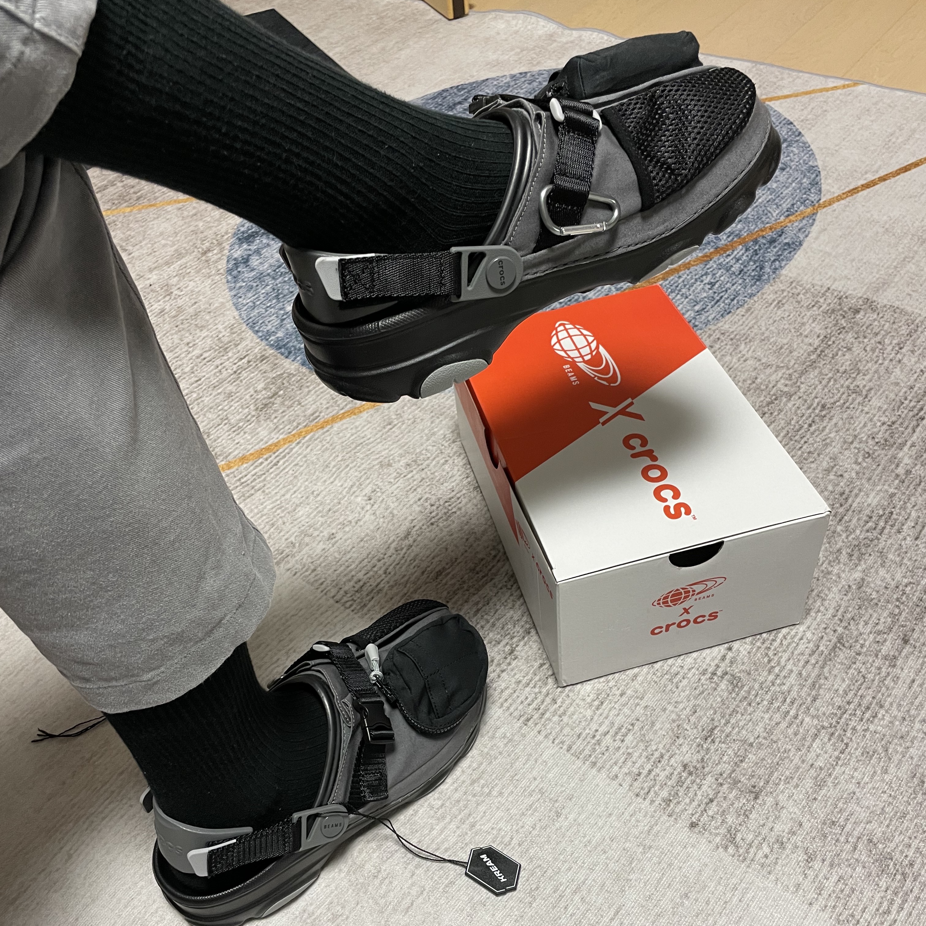 Crocs x Beams Classic All Terrain Mountain Parka Clog Grey 착용 스타일 - 2