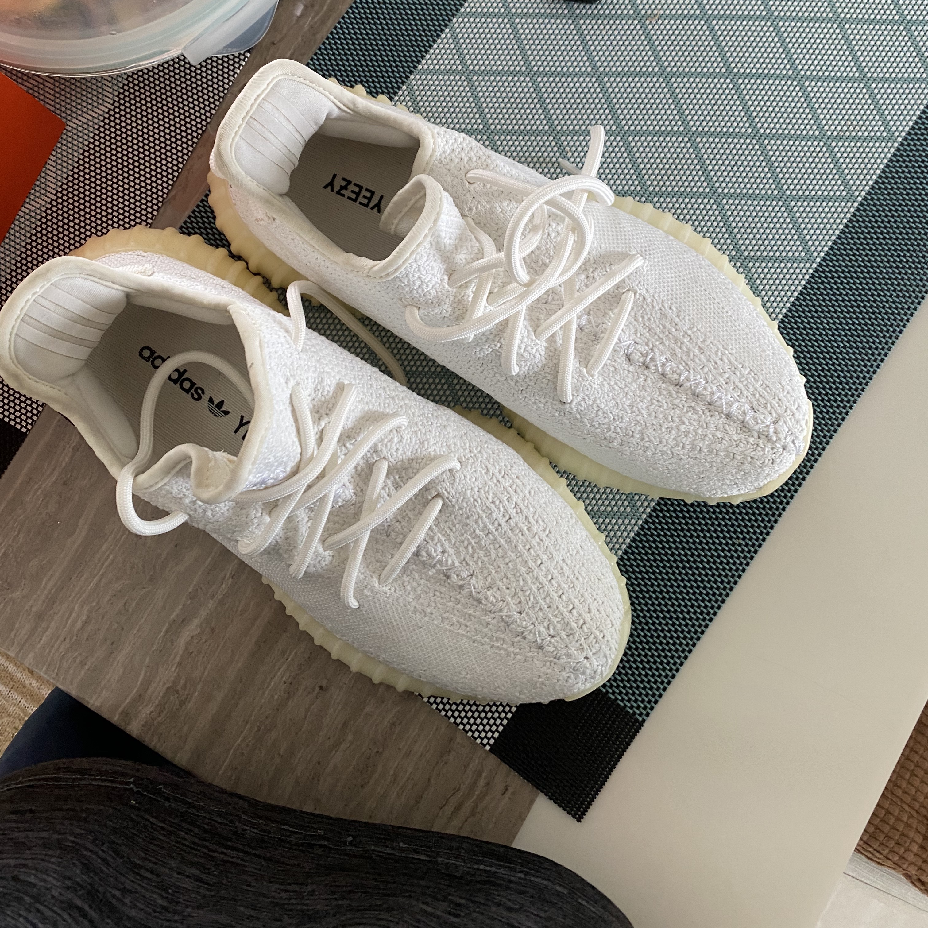 Adidas Yeezy Boost 350 V2 Cream/Triple White 착용 스타일