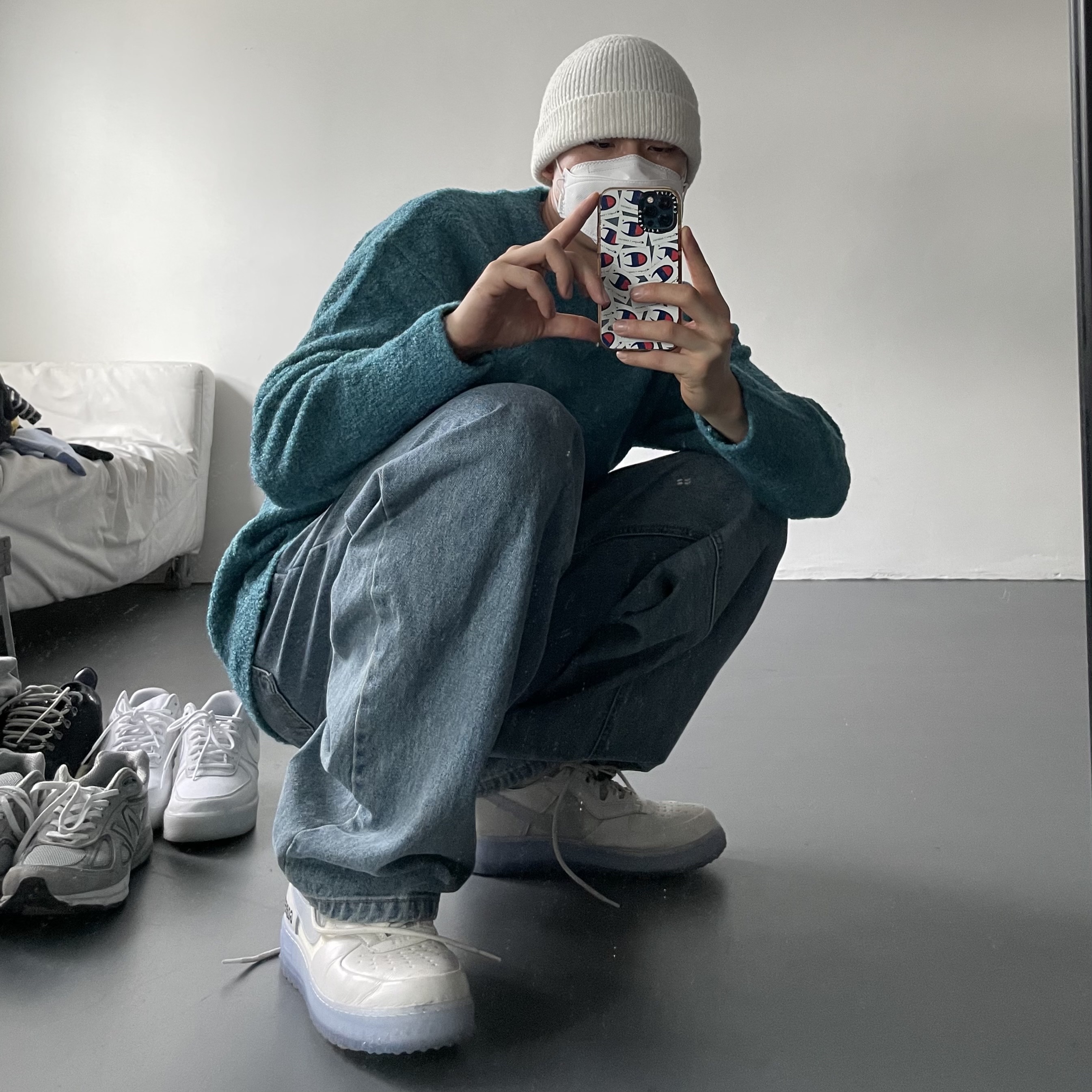 (W) Jordan 1 Mid White Black University Blue, Nike Air Force 1 Gore-Tex High Phantom White 착용 스타일 - 2