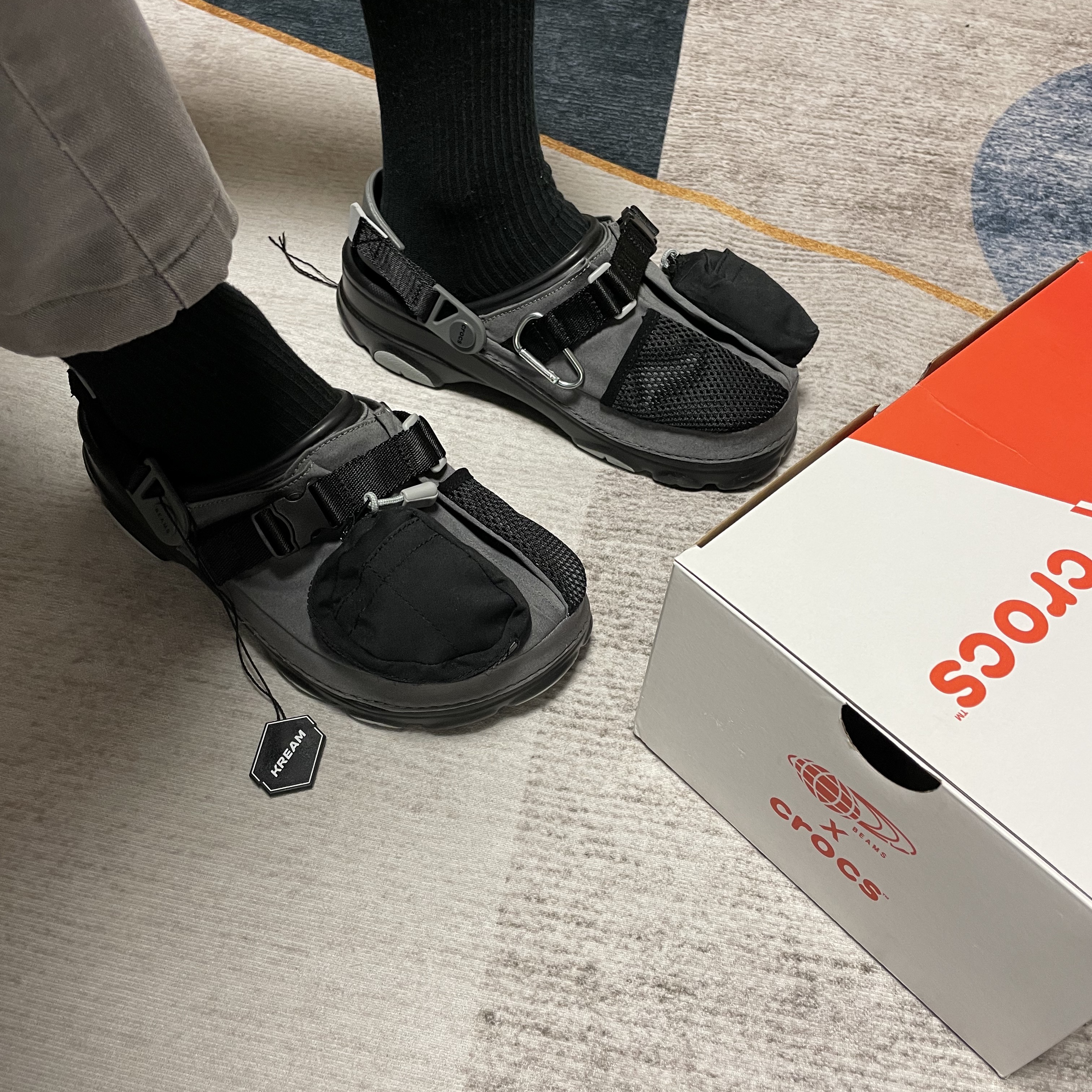 Crocs x Beams Classic All Terrain Mountain Parka Clog Grey 착용 스타일 - 1