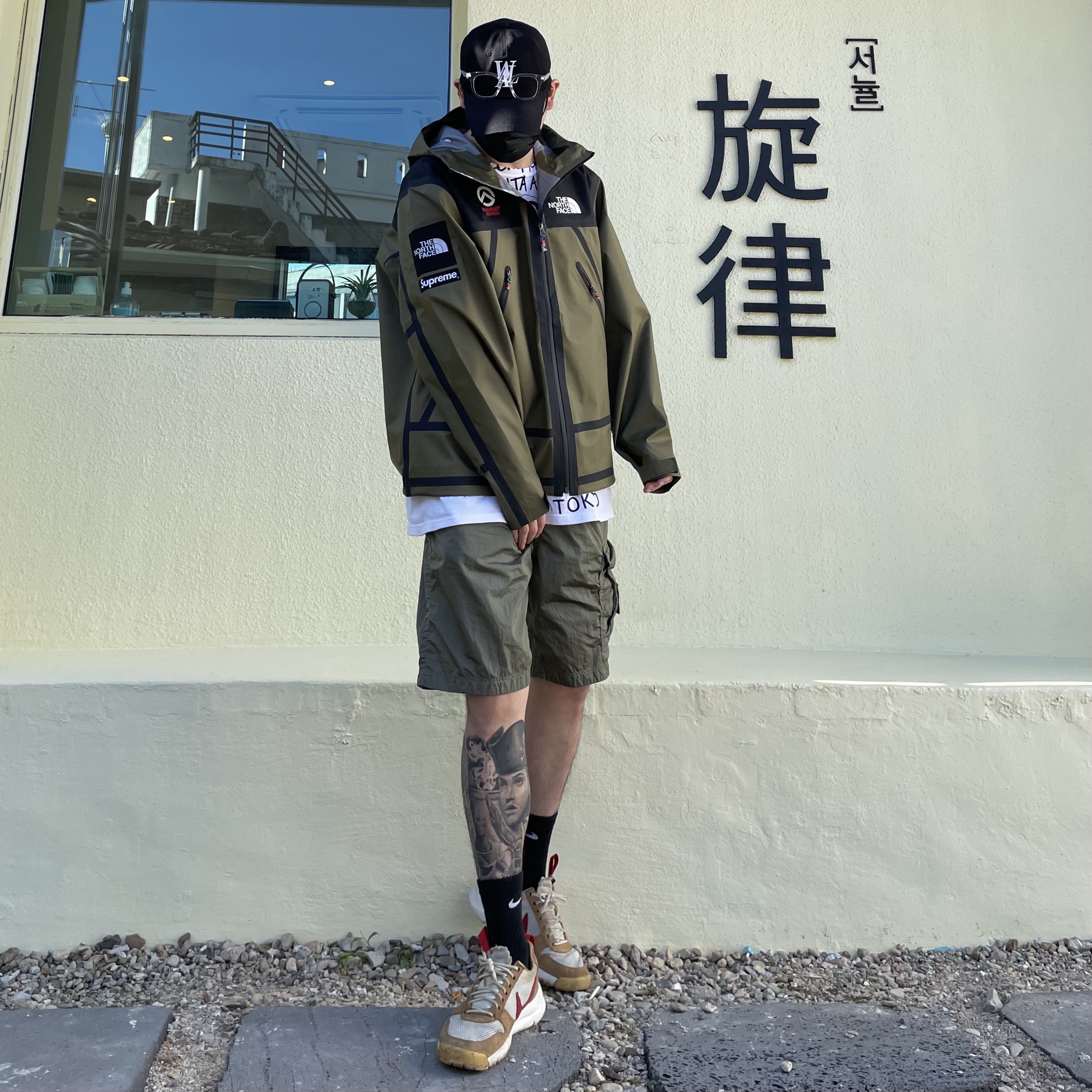 Supreme x The North Face Summit Series Outer Tape Seam Jacket Olive - 21SS, Stussy x Takahiromiyashita The Soloist 40 WT T-Shirt 착용 스타일