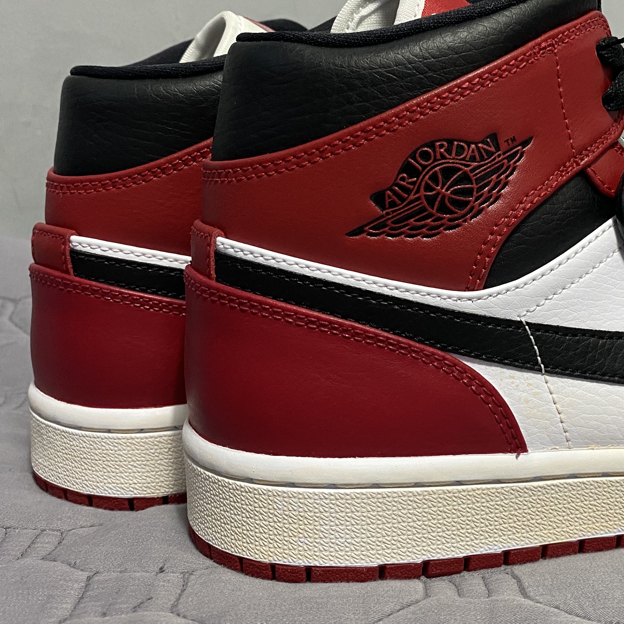 Jordan 1 Mid Chicago 2020 착용 스타일 - 1