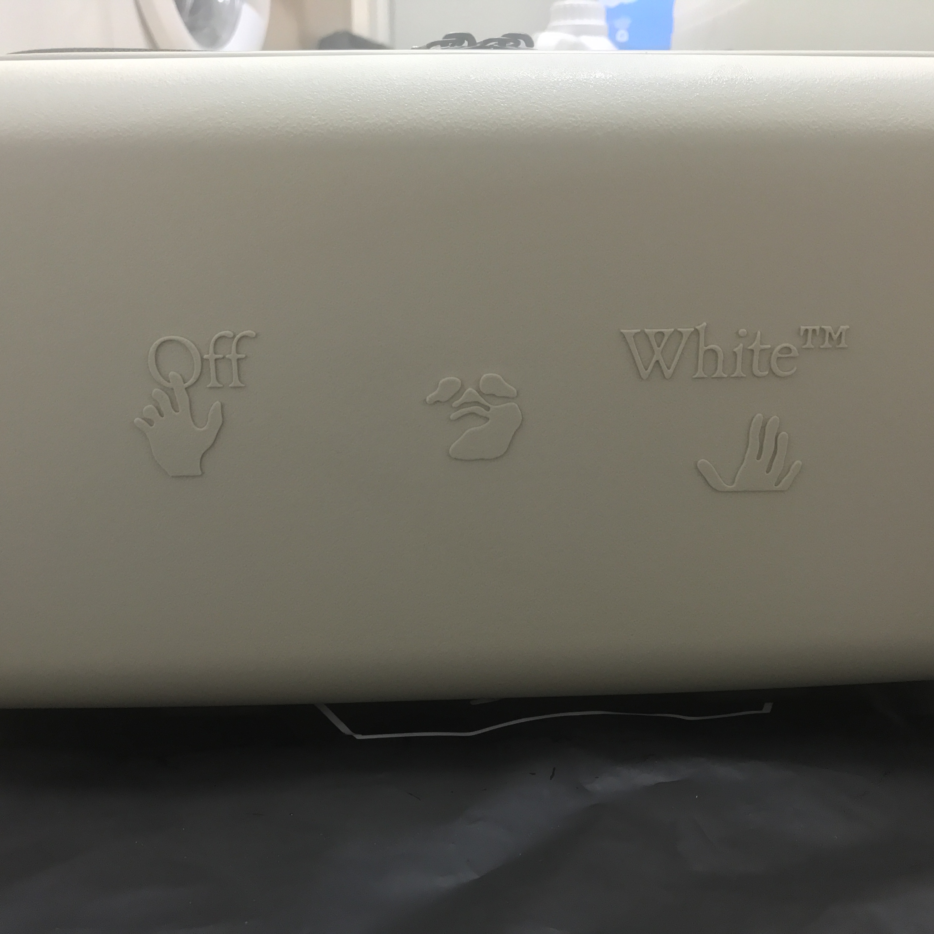 Off-White x Amore Pacific Protection Box (Without Cosmetics) 착용 스타일 - 1