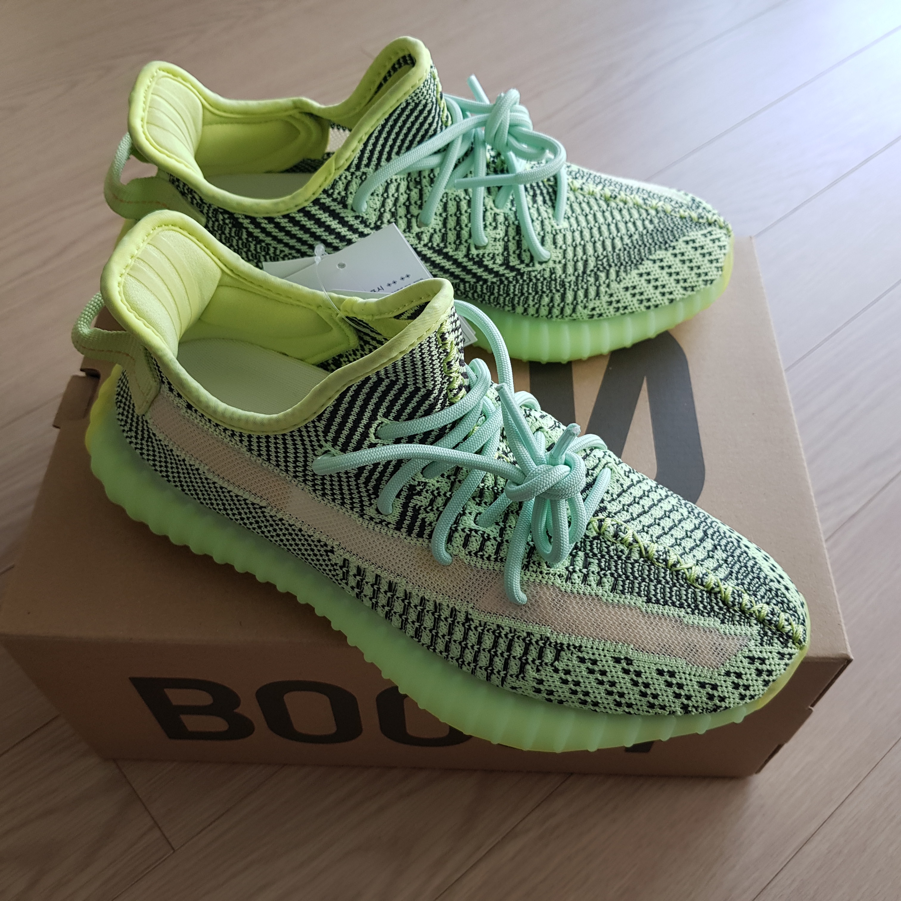 Adidas Yeezy Boost 350 V2 Yeezreel - Non-Reflective 착용 스타일