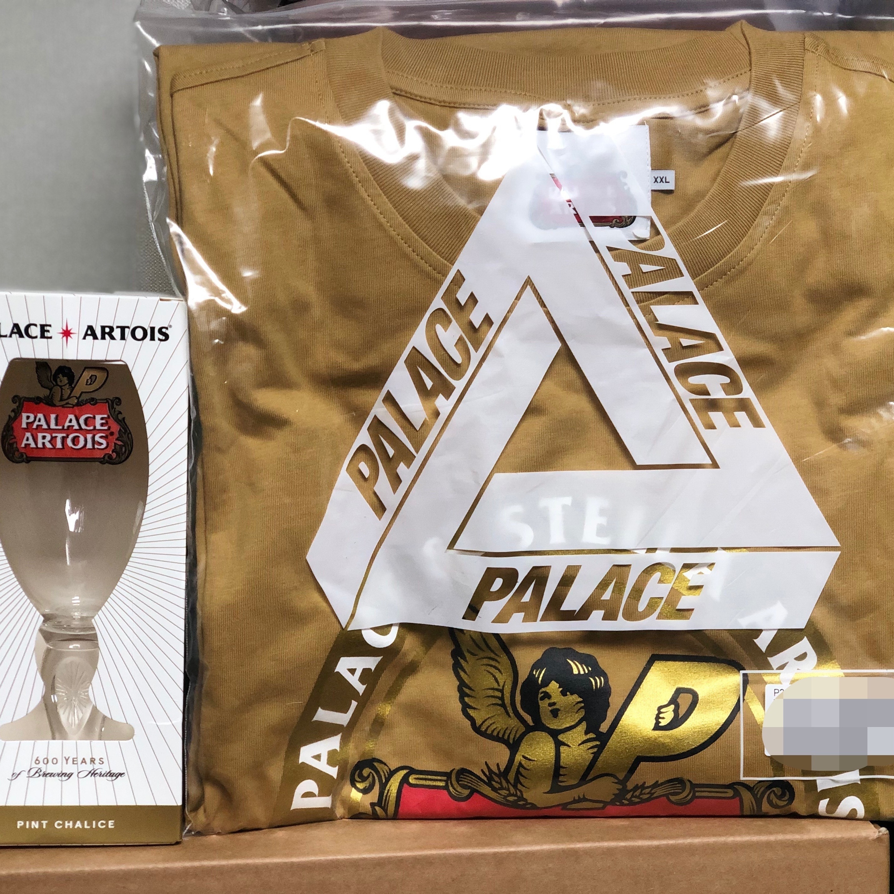 Palace x Stella Artois Pint Chalice Clear - 21FW, Palace x Stella Artois Coaster T-Shirt Gold - 21FW 착용 스타일