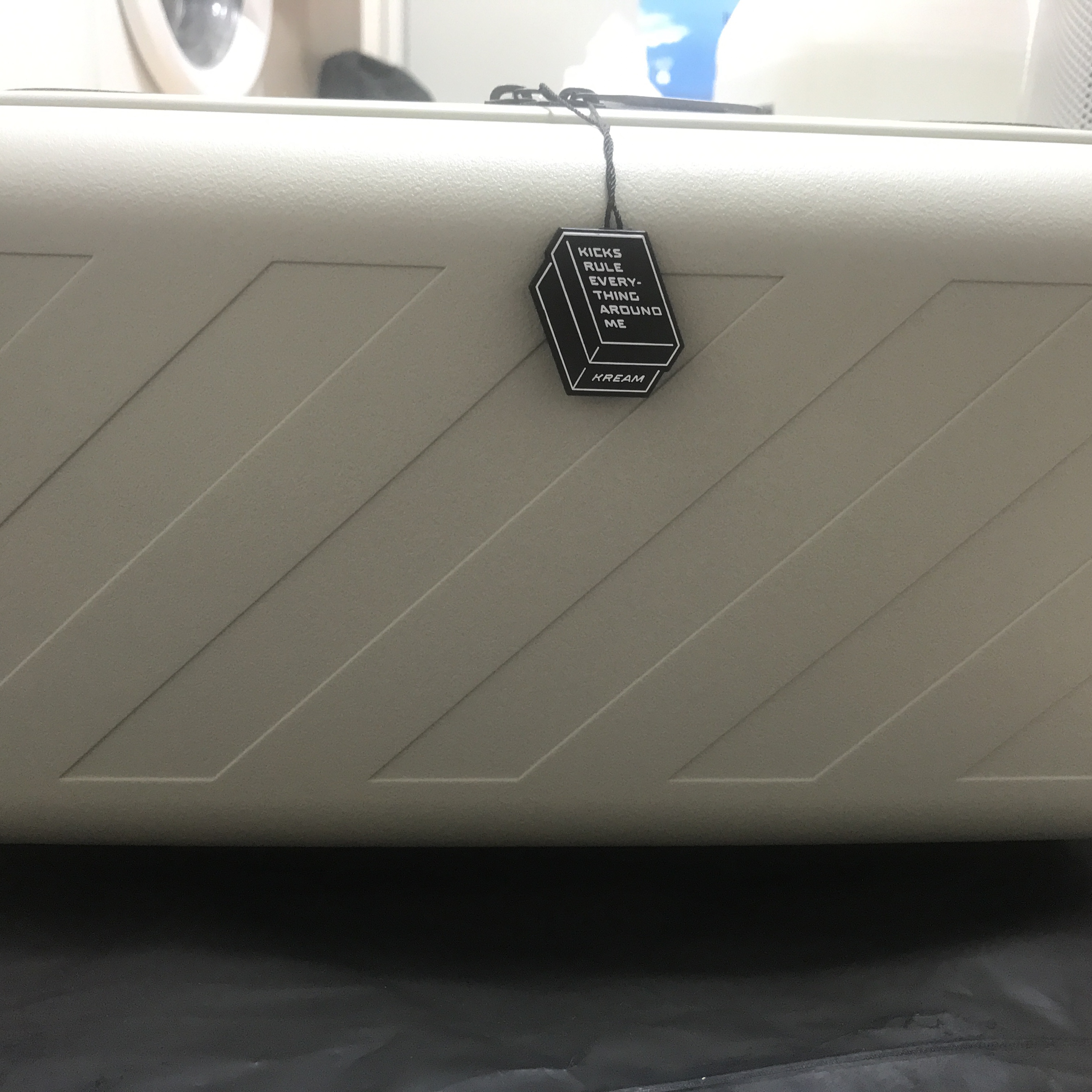 Off-White x Amore Pacific Protection Box (Without Cosmetics) 착용 스타일 - 2