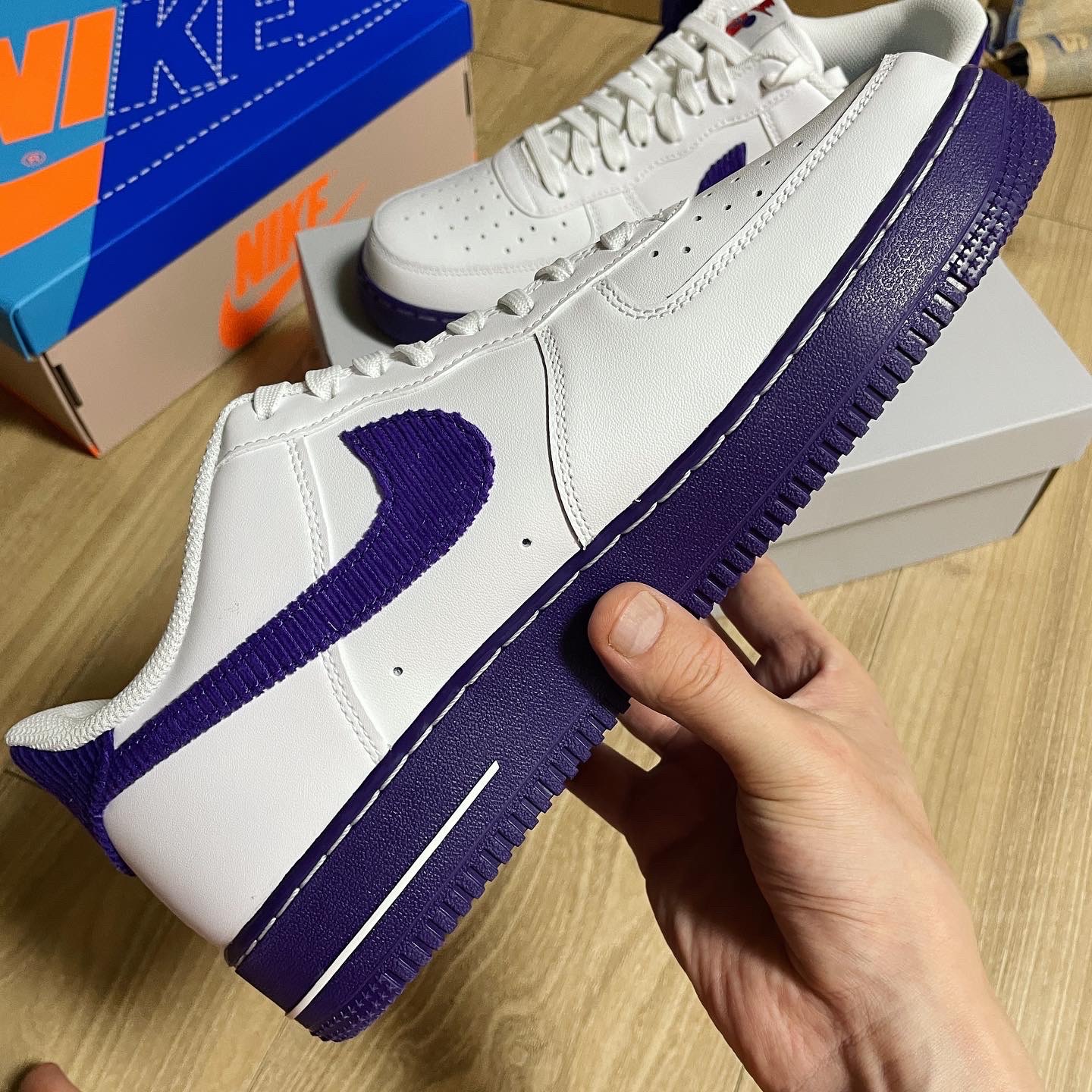 Nike Air Force 1 '07 LV8 EMB White and Court Purple 착용 스타일 - 3