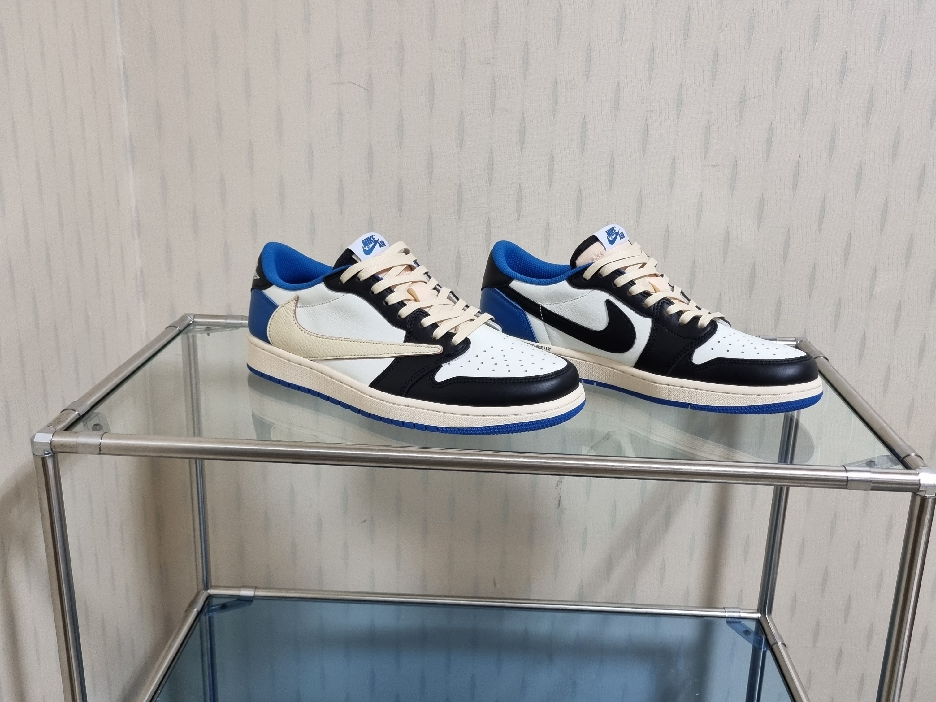 Jordan 1 x Travis Scott x Fragment Retro Low OG SP Military Blue 착용 스타일 - 2