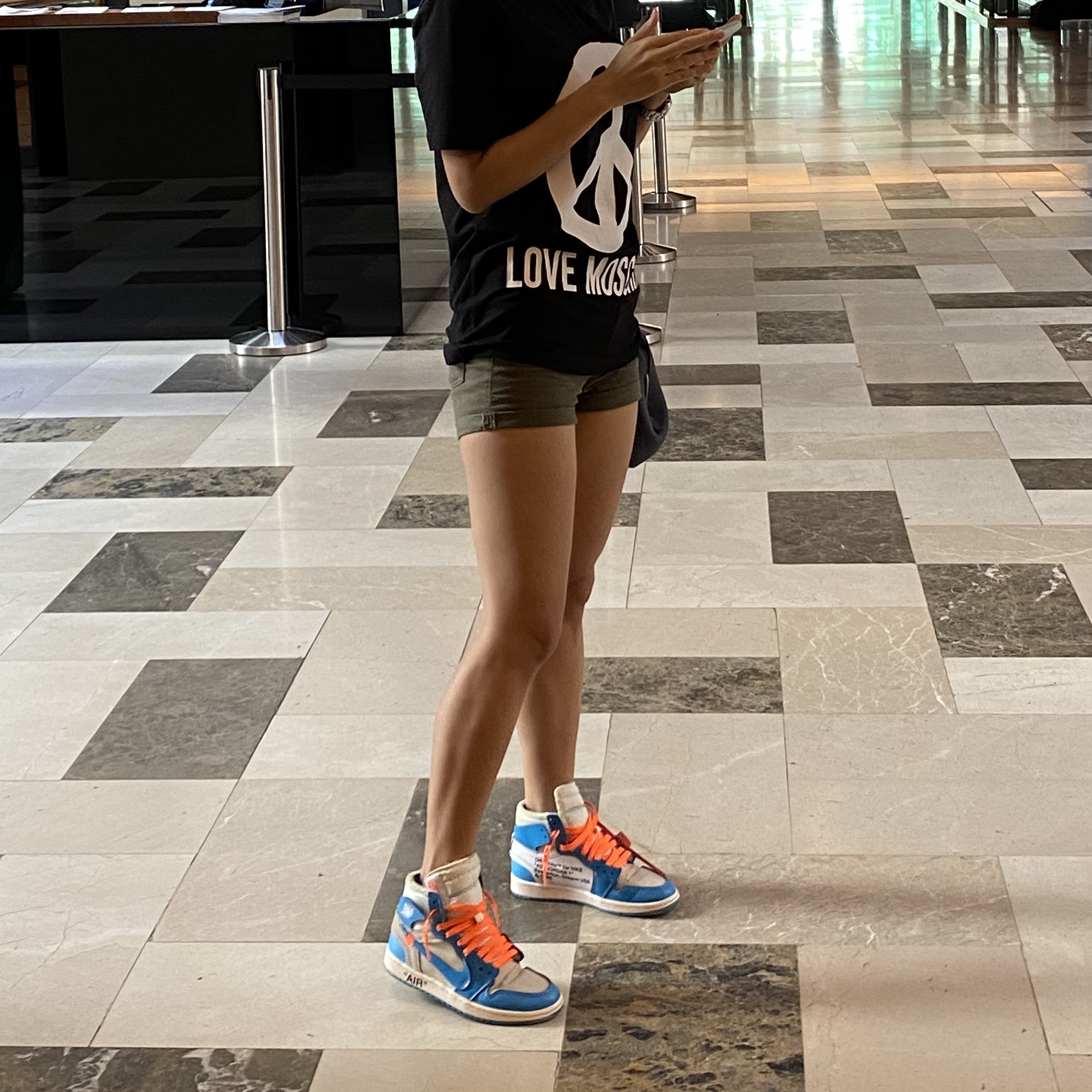 Jordan 1 x Off-White Retro High University Blue 착용 스타일