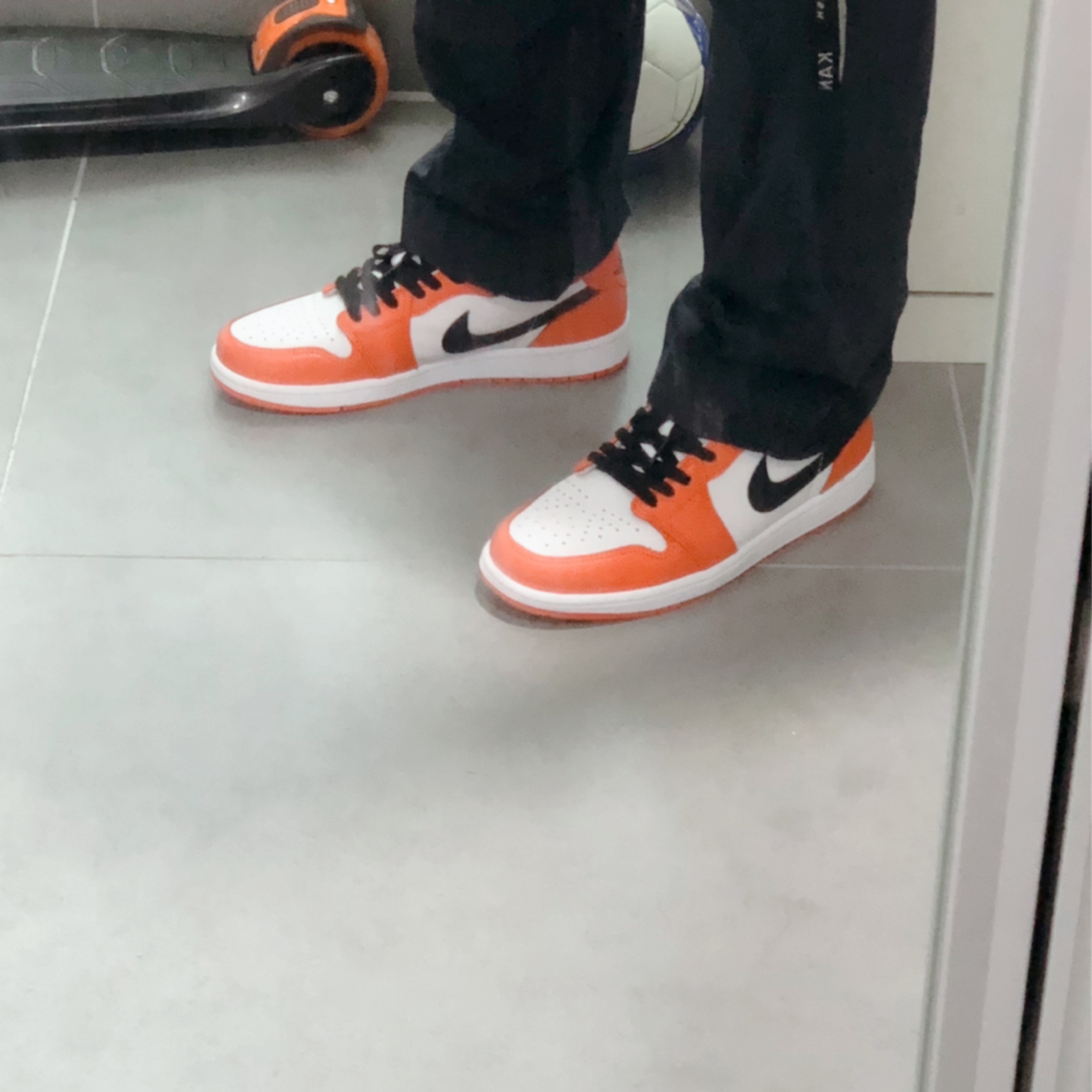 Jordan 1 Low OG Starfish, Palace x Arc'teryx T-Shirt Ochre - 20FW 착용 스타일 - 3