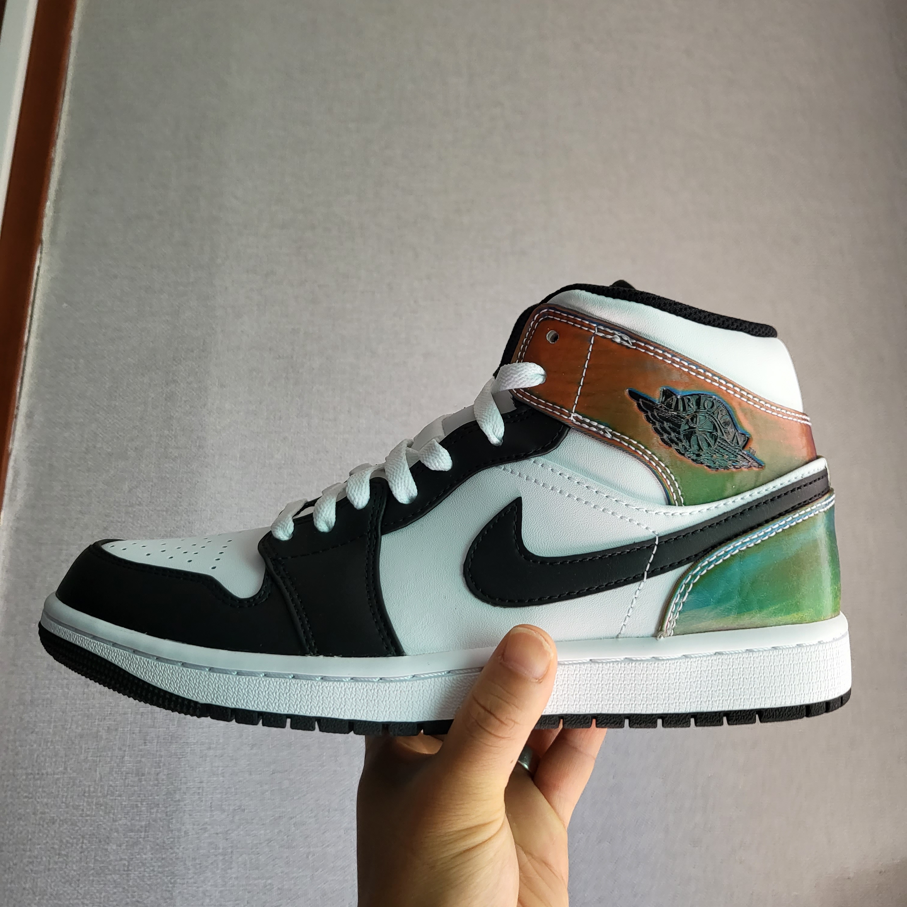 Jordan 1 Mid SE Heat Reactive 착용 스타일 - 3