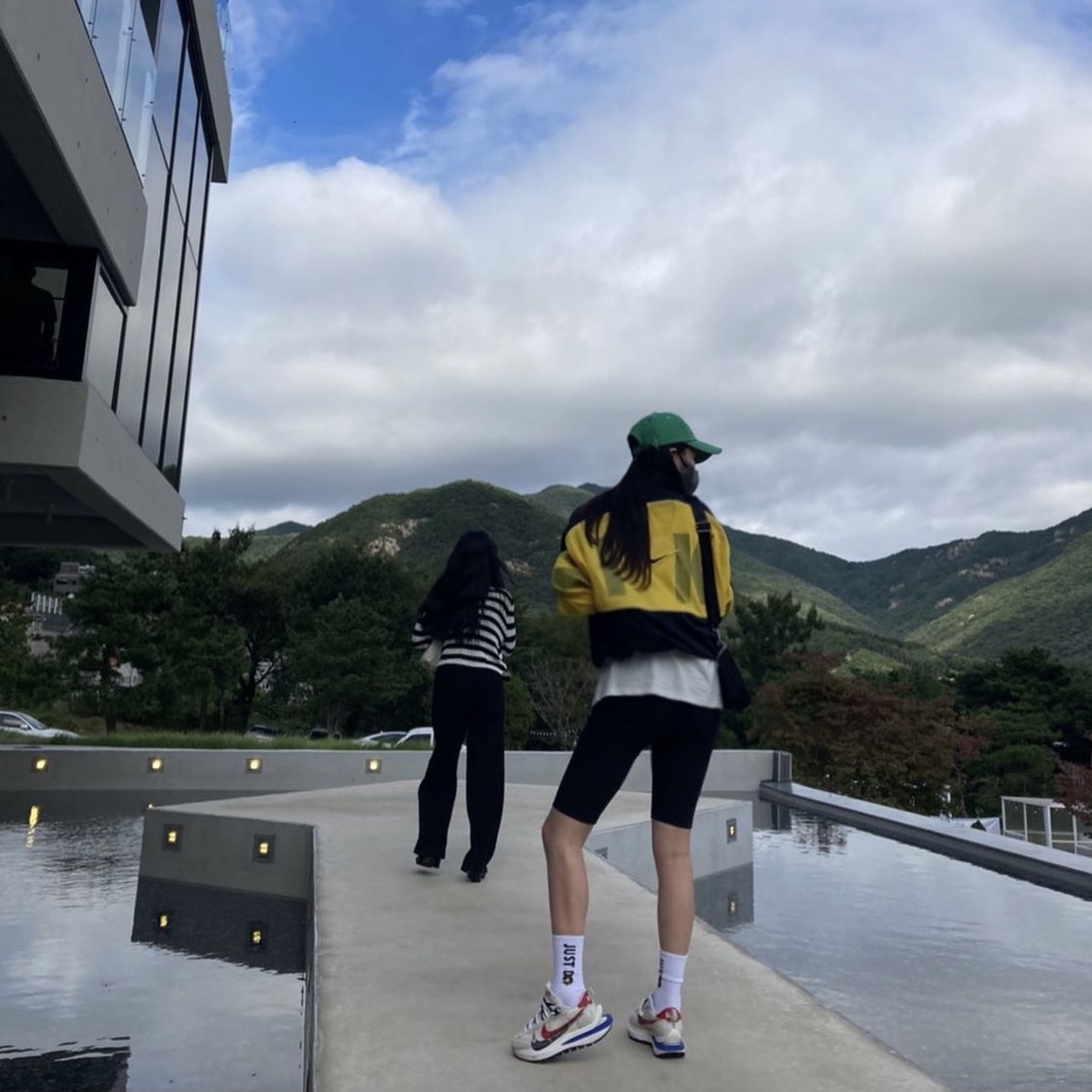 Nike x Sacai VaporWaffle Royal Fuchsia 착용 스타일 - 1