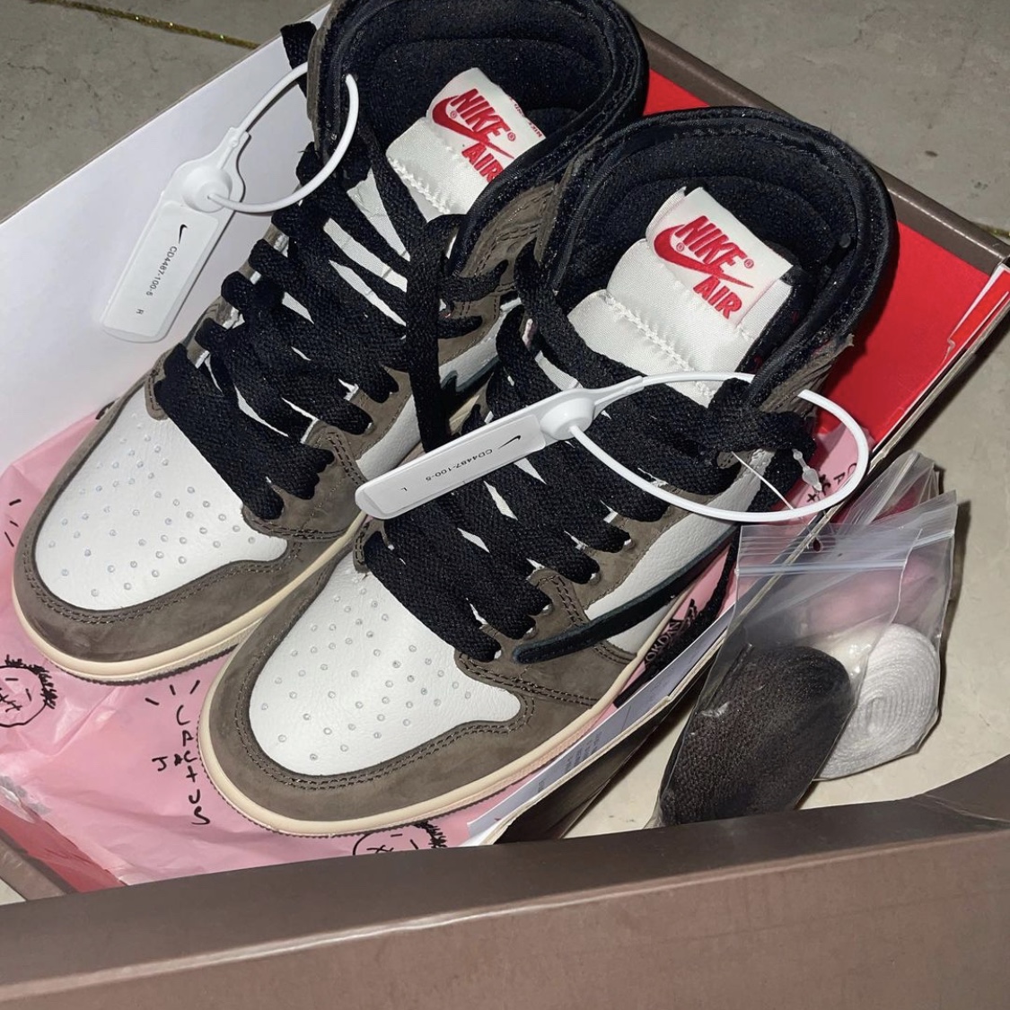 Jordan 1 x Travis Scott Retro High OG SP Mocha 착용 스타일 - 1