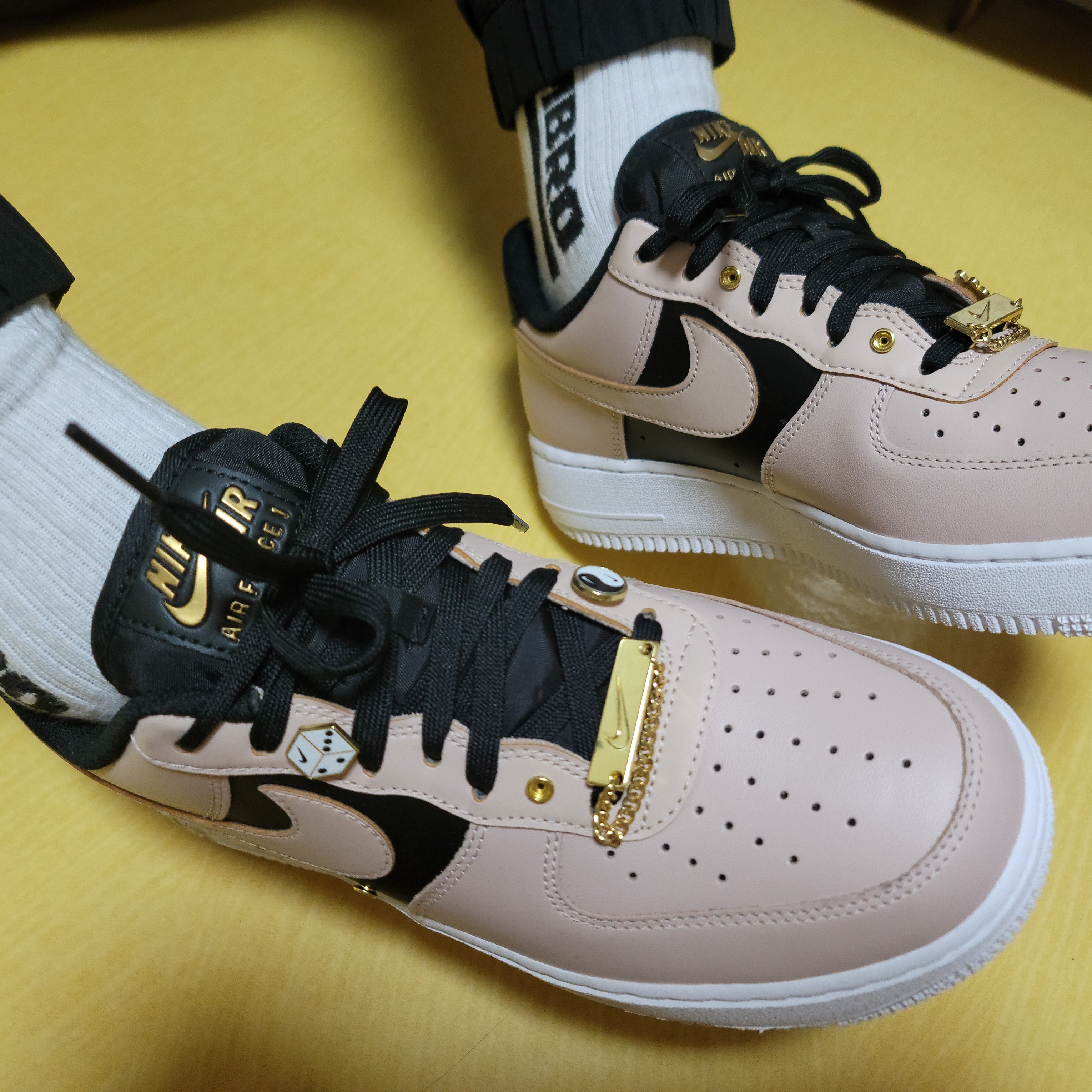 Nike Air Force 1 '07 PRM Touch Of Gold 착용 스타일