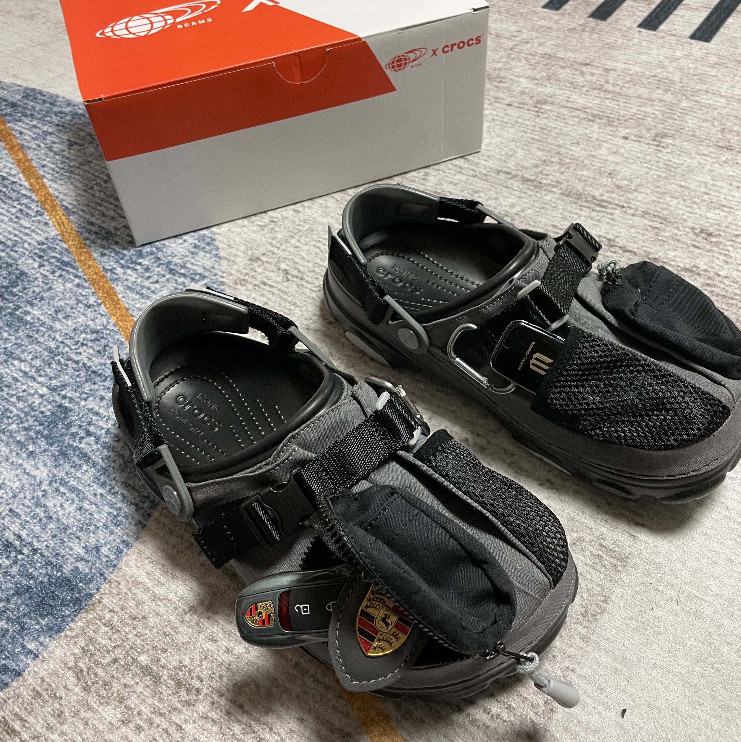 Crocs x Beams Classic All Terrain Mountain Parka Clog Grey 착용 스타일 - 3