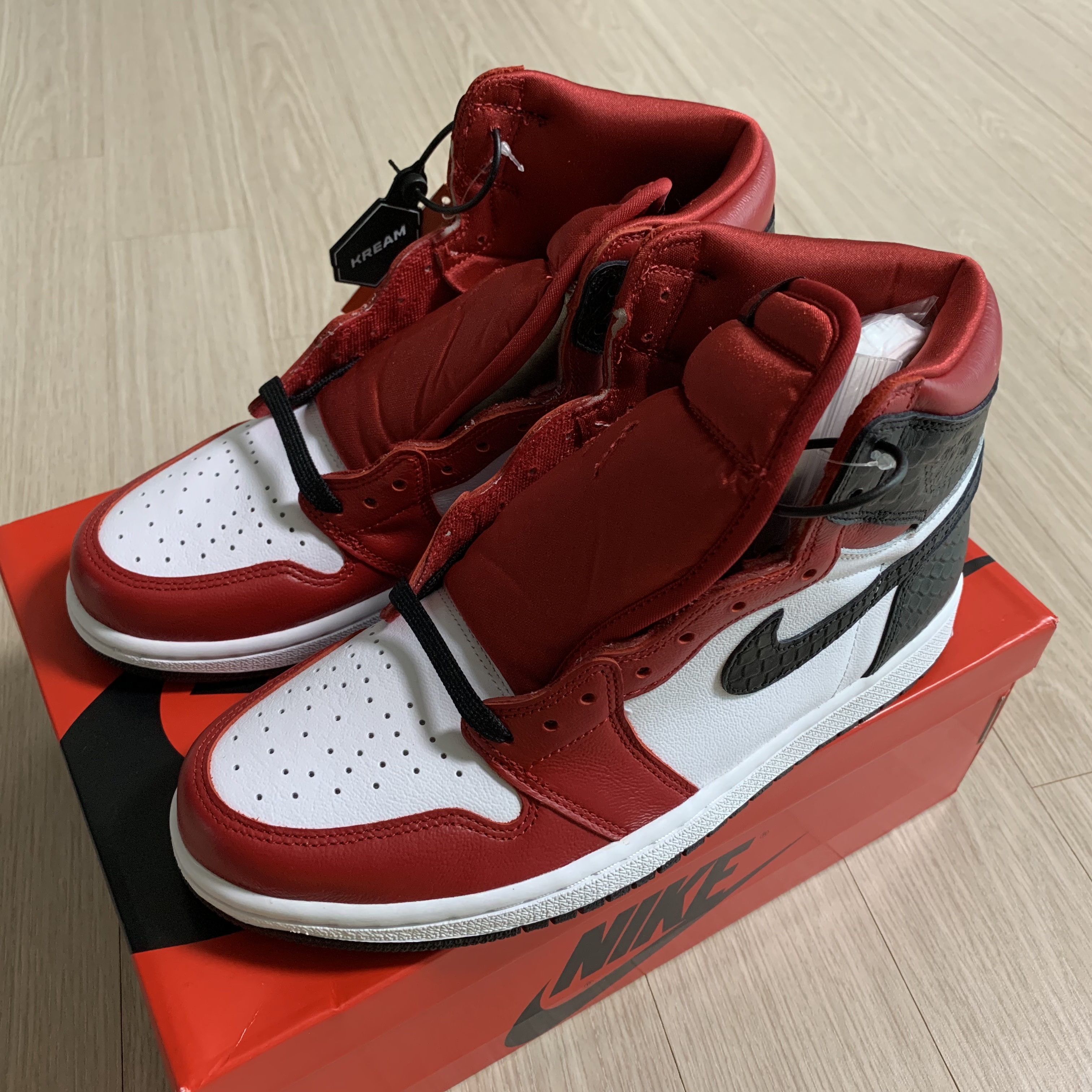 (W) Jordan 1 Retro High Satin Red 착용 스타일 - 1