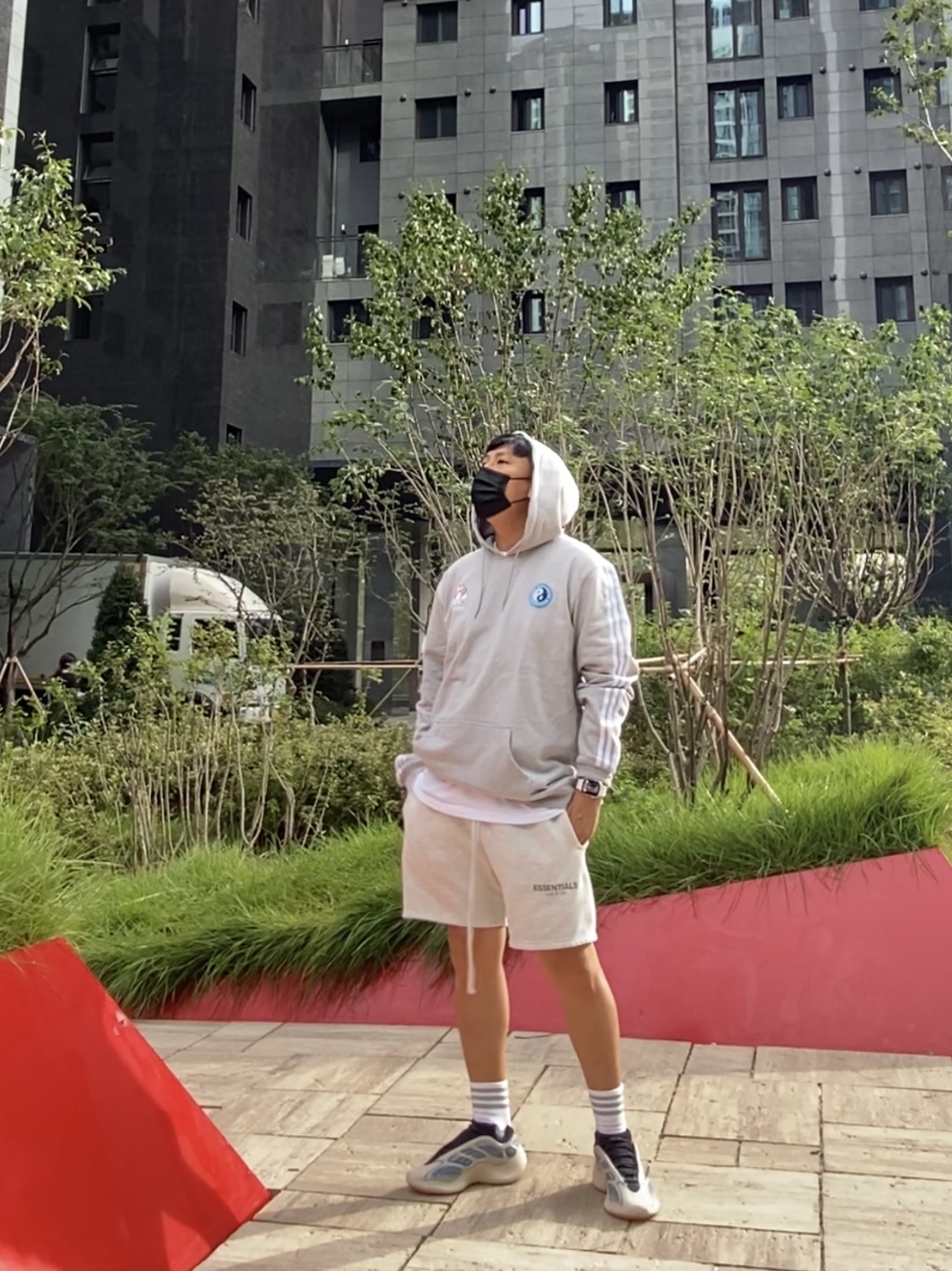Palace x Adidas Palaste Hood Grey Heather - 21FW, Adidas Yeezy 700 V3 Kyanite 착용 스타일 - 2