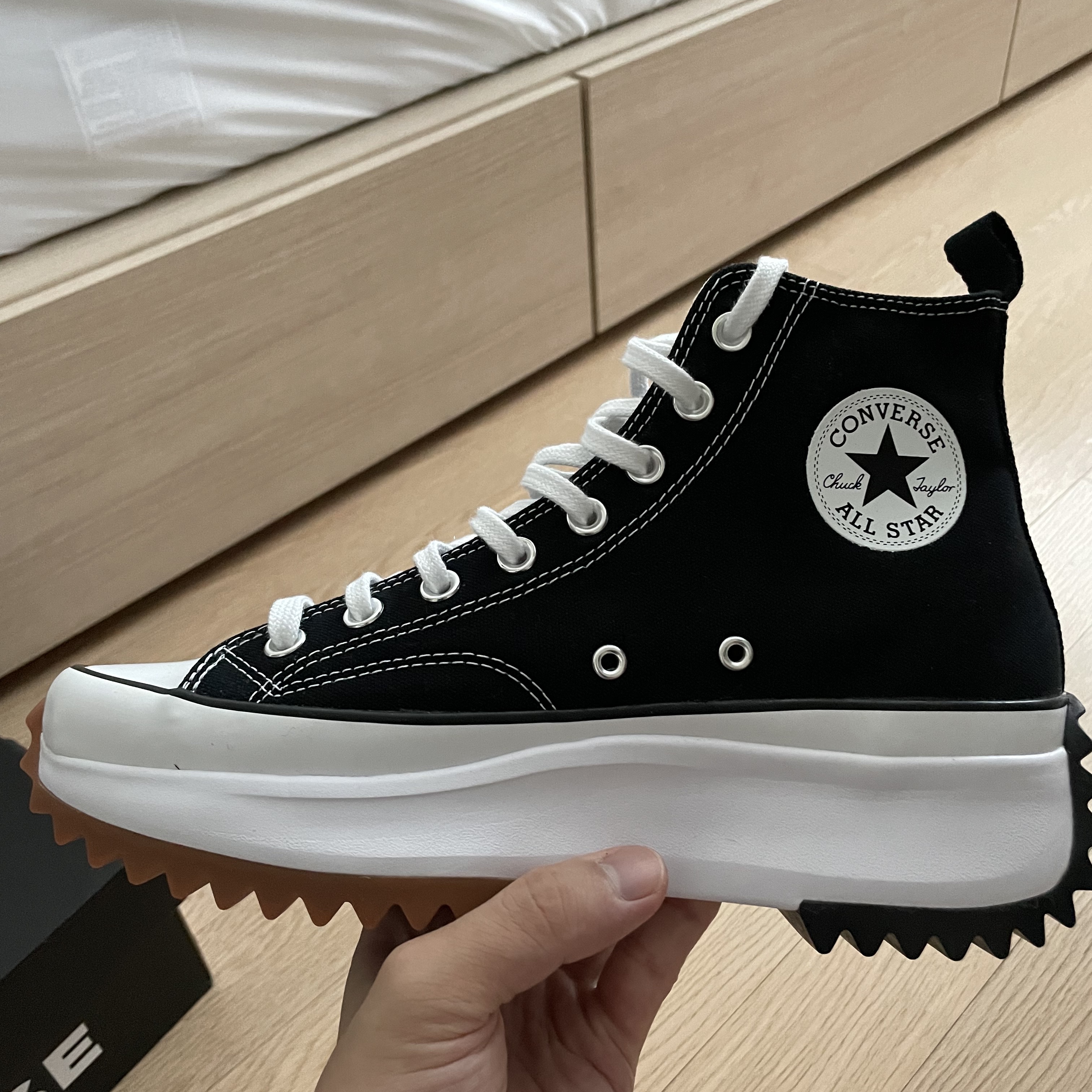 Converse Run Star Hike Hi Black White Gum 착용 스타일 - 3