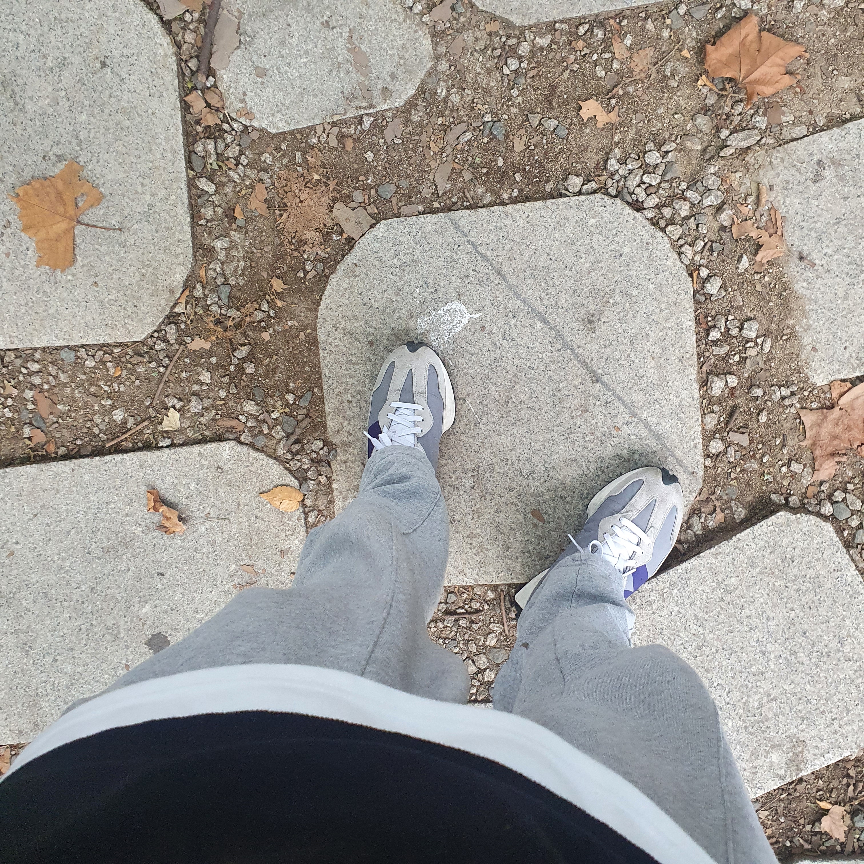 New Balance 327 Grey Purple 착용 스타일