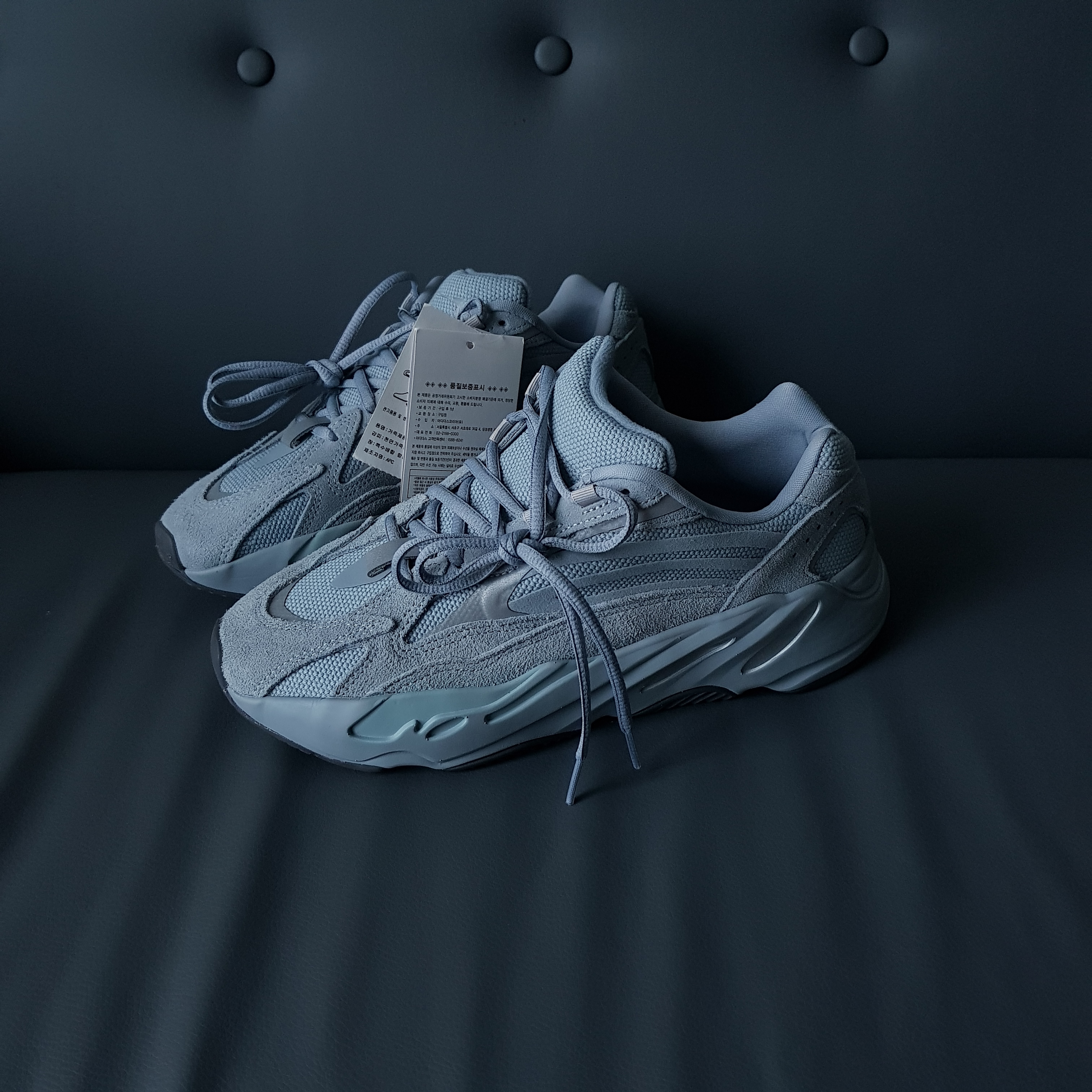 Adidas Yeezy Boost 700 V2 Hospital Blue 착용 스타일