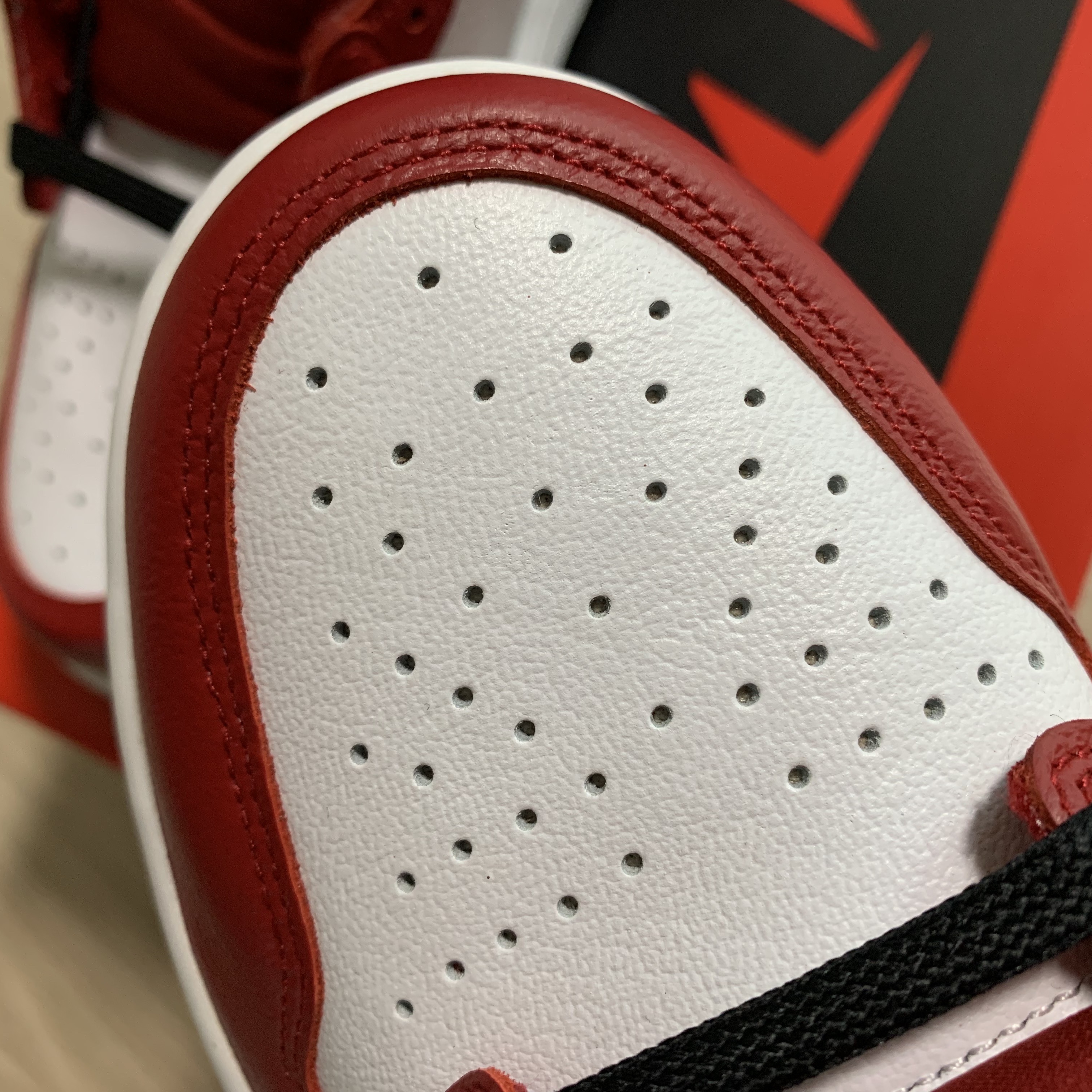(W) Jordan 1 Retro High Satin Red 착용 스타일 - 3