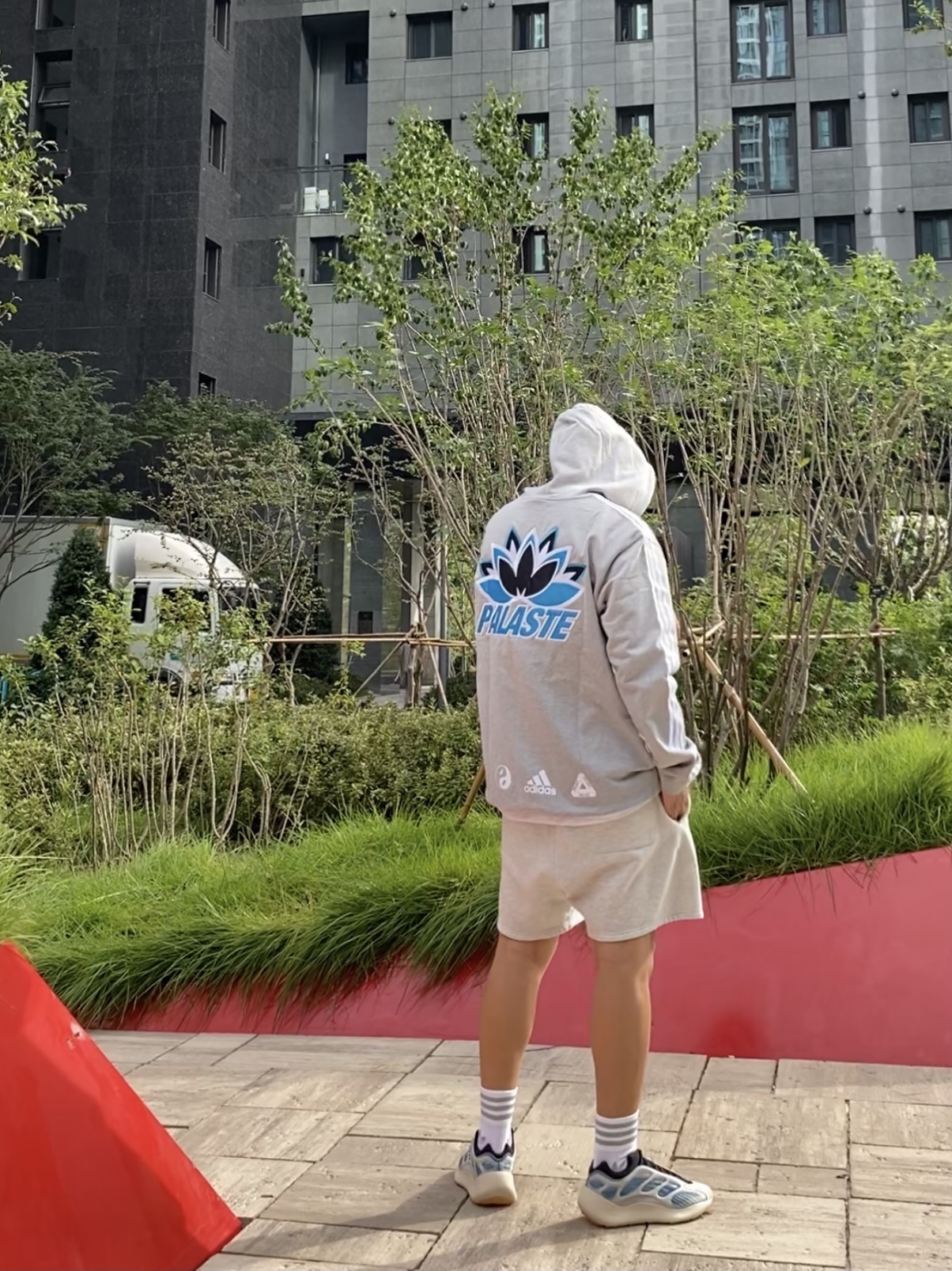 Palace x Adidas Palaste Hood Grey Heather - 21FW, Adidas Yeezy 700 V3 Kyanite 착용 스타일 - 1