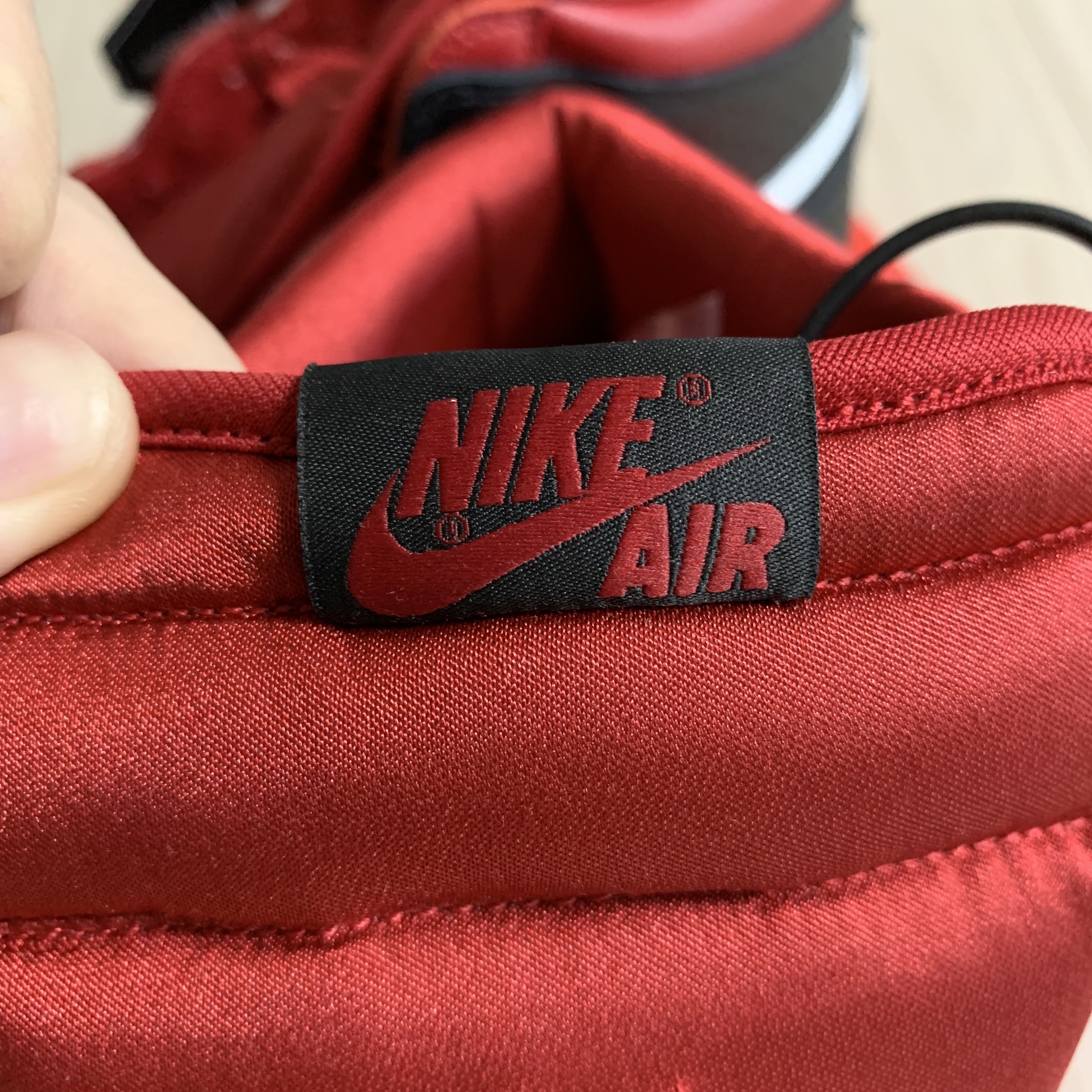 (W) Jordan 1 Retro High Satin Red 착용 스타일 - 5