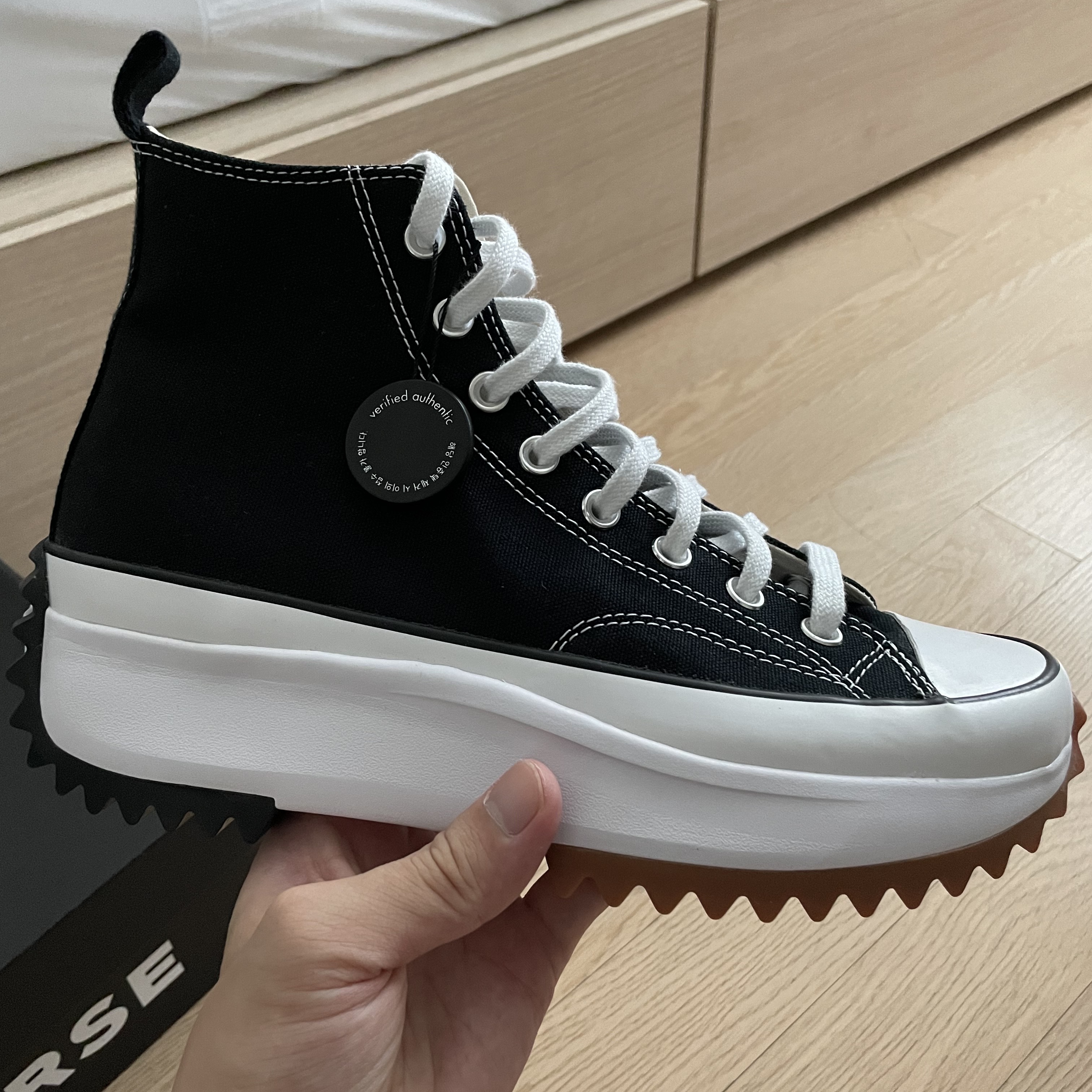 Converse Run Star Hike Hi Black White Gum 착용 스타일 - 4