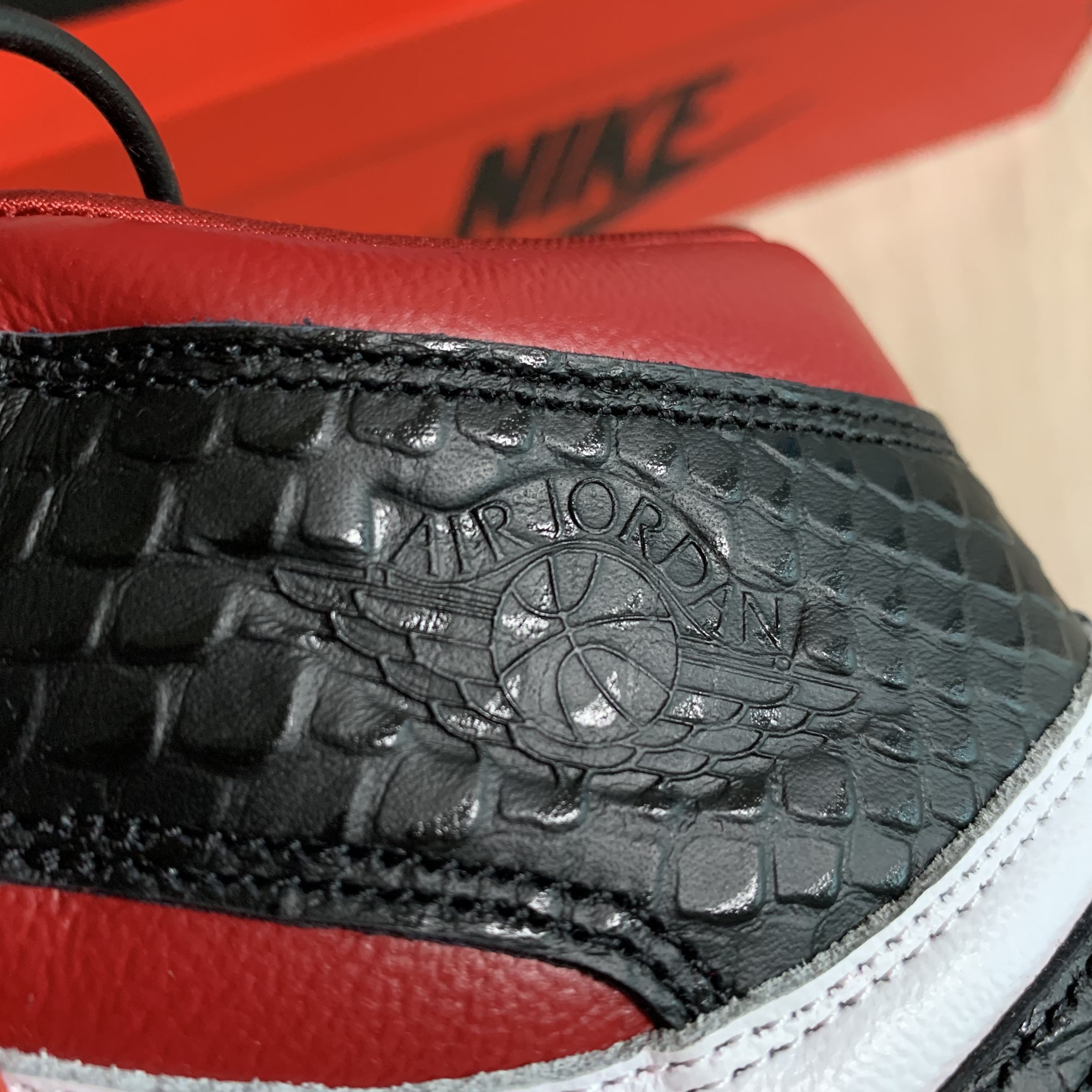 (W) Jordan 1 Retro High Satin Red 착용 스타일 - 4