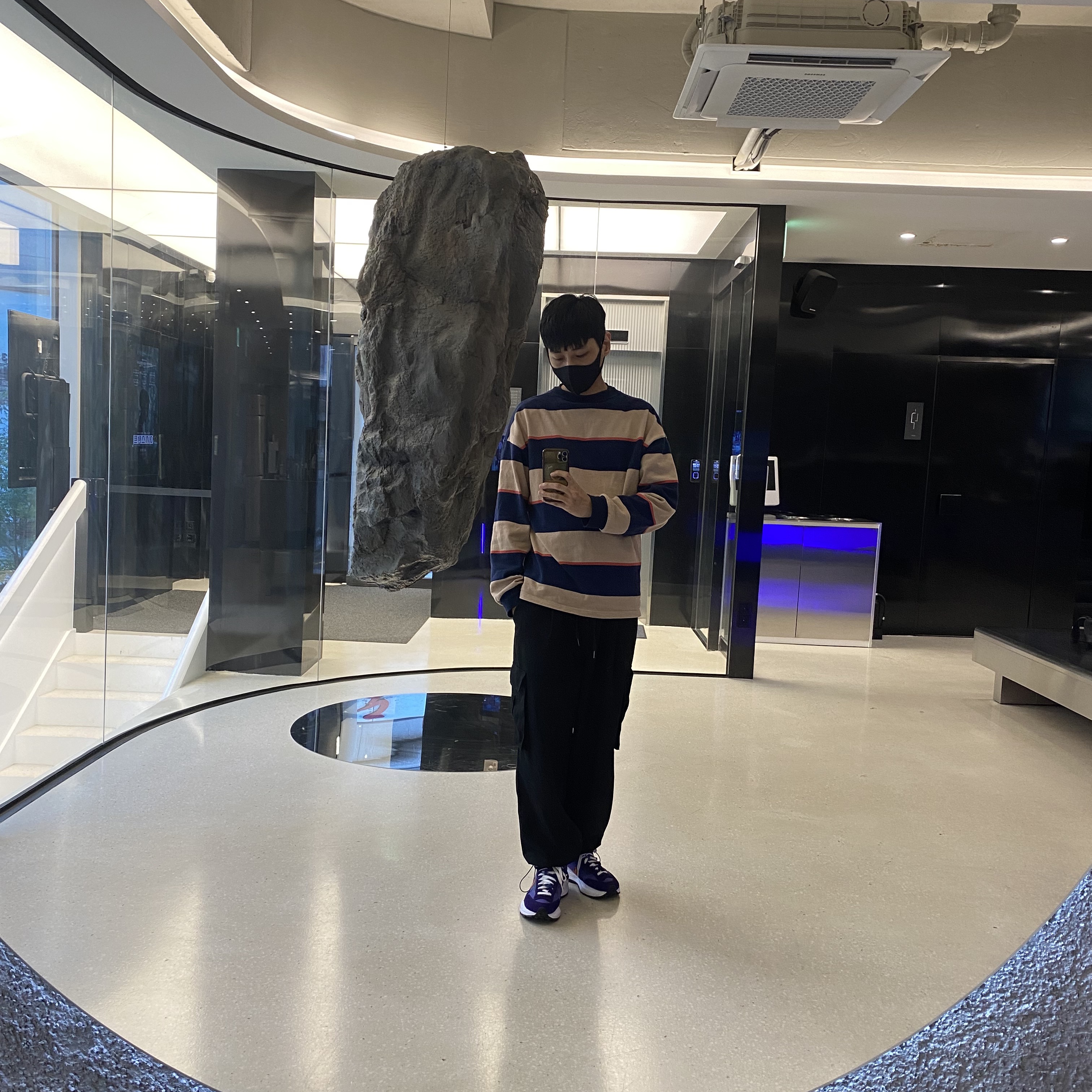 Nike x Sacai VaporWaffle Dark Iris 착용 스타일