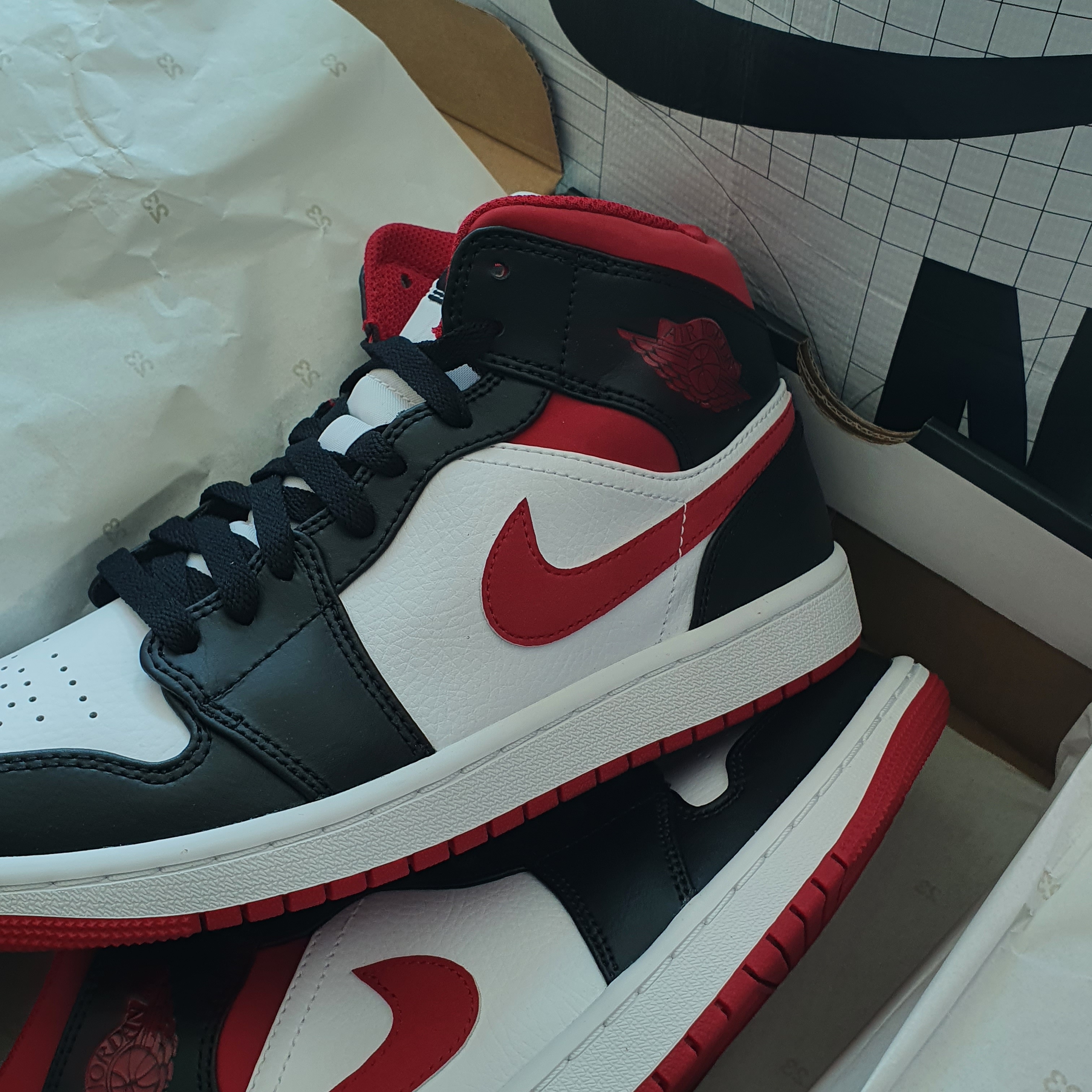 Jordan 1 Mid Gym Red Black White 착용 스타일