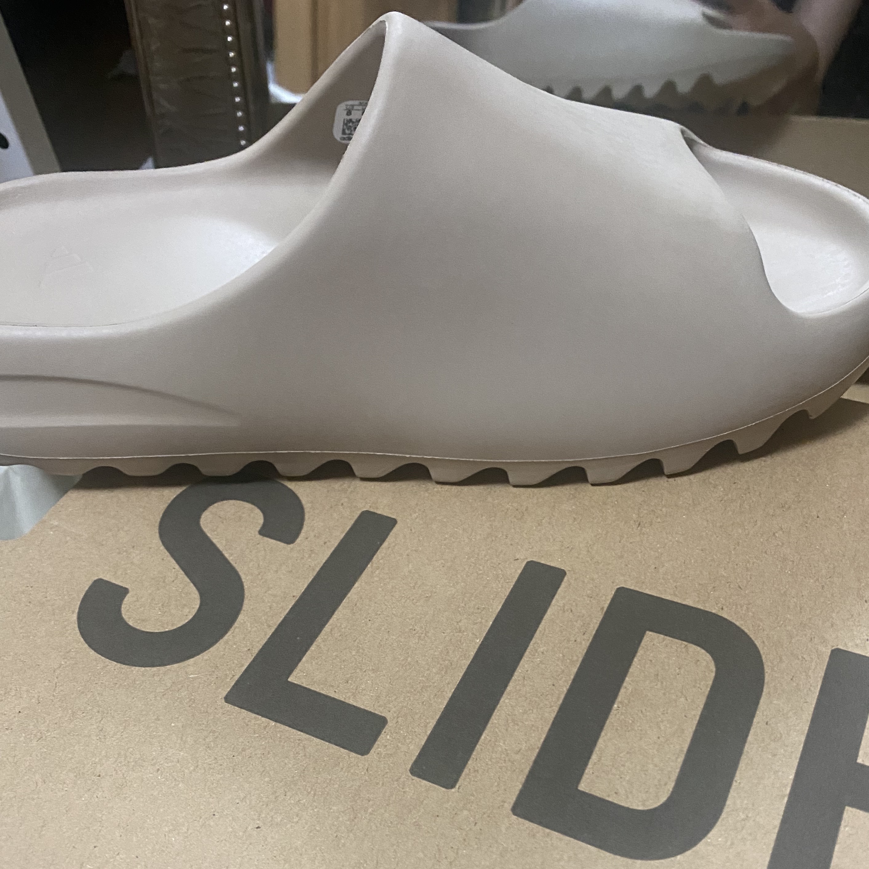 Adidas Yeezy Slide Pure 착용 스타일