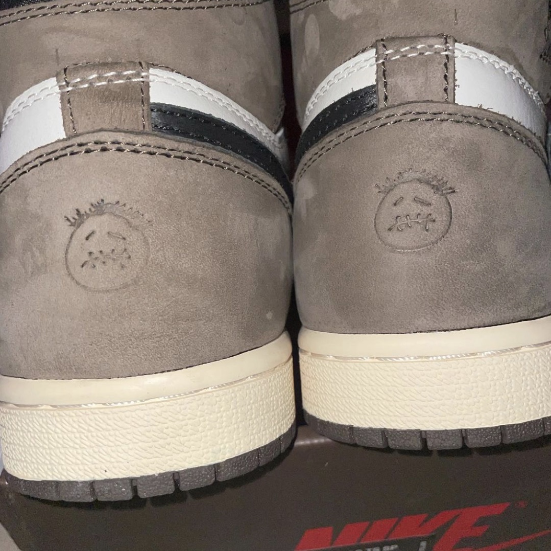 Jordan 1 x Travis Scott Retro High OG SP Mocha 착용 스타일 - 2