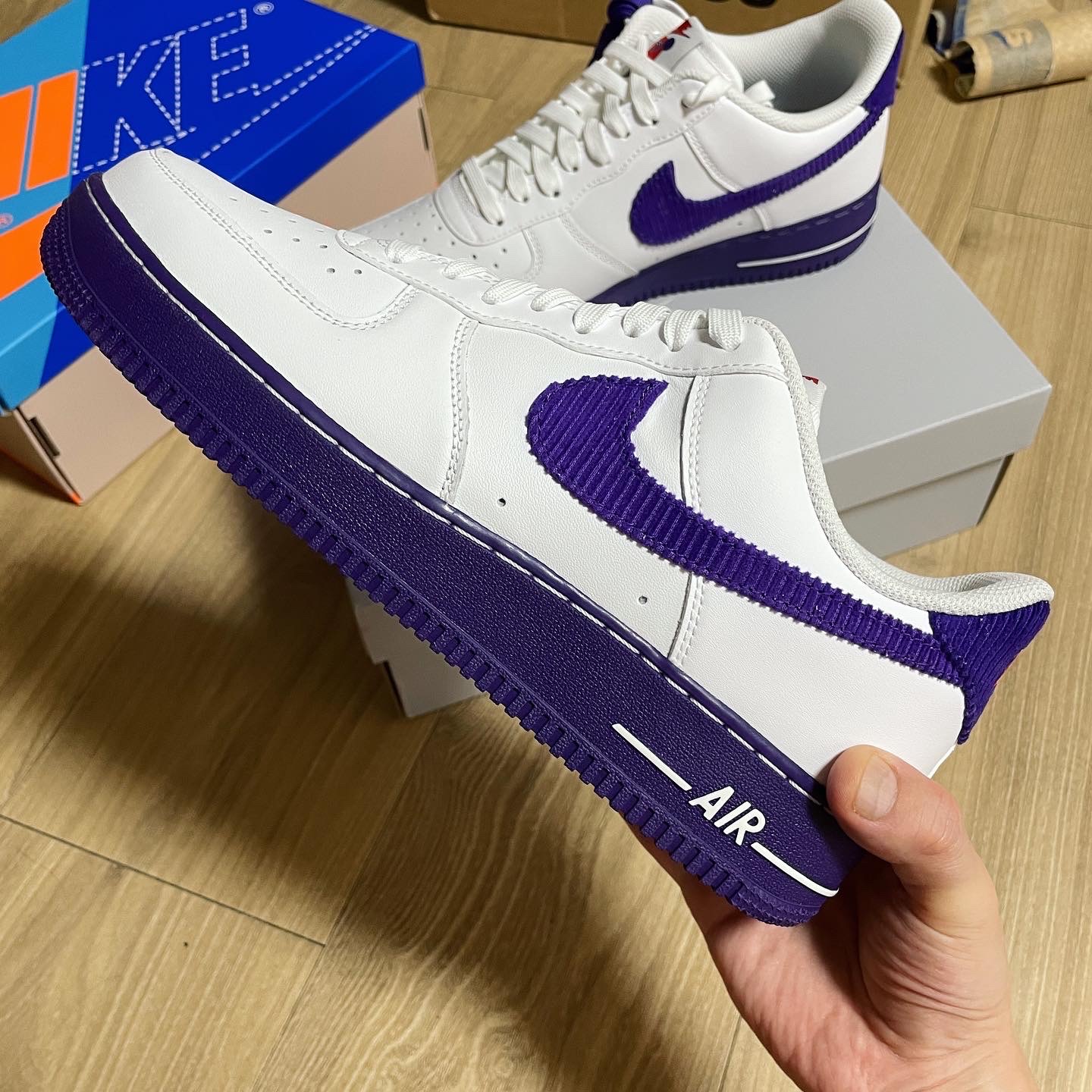 Nike Air Force 1 '07 LV8 EMB White and Court Purple 착용 스타일 - 2